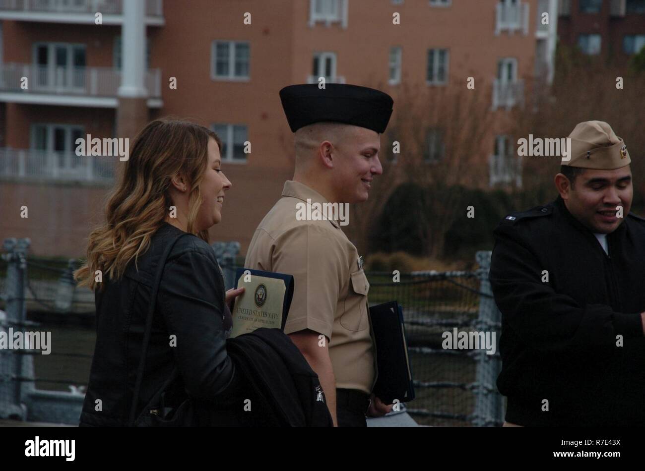 Il Hampton Roads Museo Navale ha ospitato un re-arruolamento cerimonia a bordo della USS Wisconsin (BB 64); GM2(SW) Andrew Michael Shotts, dalla spiaggia di unità master due, basata a JEB Little Creek, Fort Story in Virginia Beach, Virginia re-arruolato nella parte anteriore dei membri del suo comando e la sua famiglia. Il museo ospita le cerimonie militari l'anno per l'area comandi gratuitamente a bordo della USS Wisconsin (BB 64) e la loro galleria. Foto Stock
