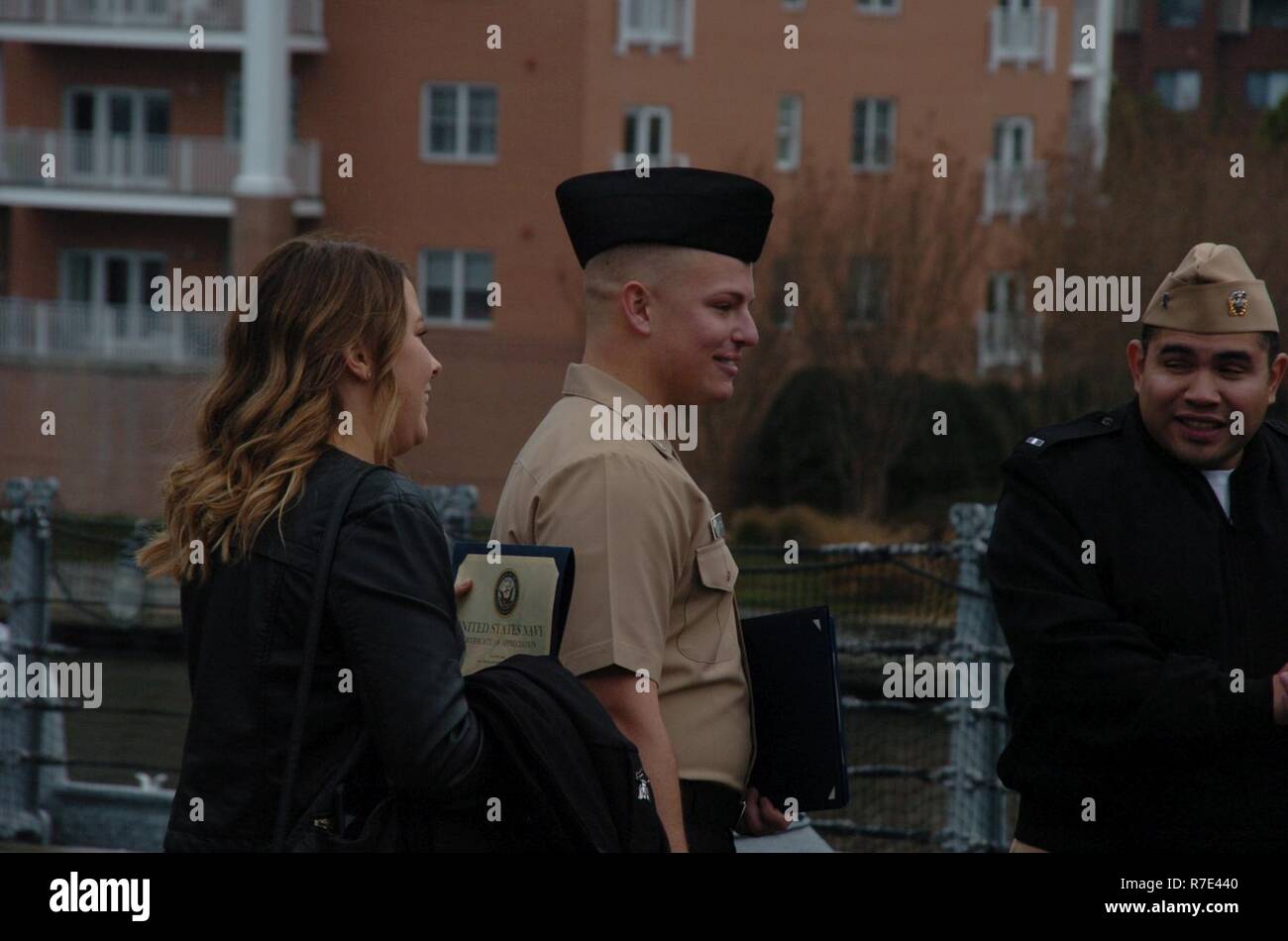 Il Hampton Roads Museo Navale ha ospitato un re-arruolamento cerimonia a bordo della USS Wisconsin (BB 64); GM2(SW) Andrew Michael Shotts, dalla spiaggia di unità master due, basata a JEB Little Creek, Fort Story in Virginia Beach, Virginia re-arruolato nella parte anteriore dei membri del suo comando e la sua famiglia. Il museo ospita le cerimonie militari l'anno per l'area comandi gratuitamente a bordo della USS Wisconsin (BB 64) e la loro galleria. Foto Stock