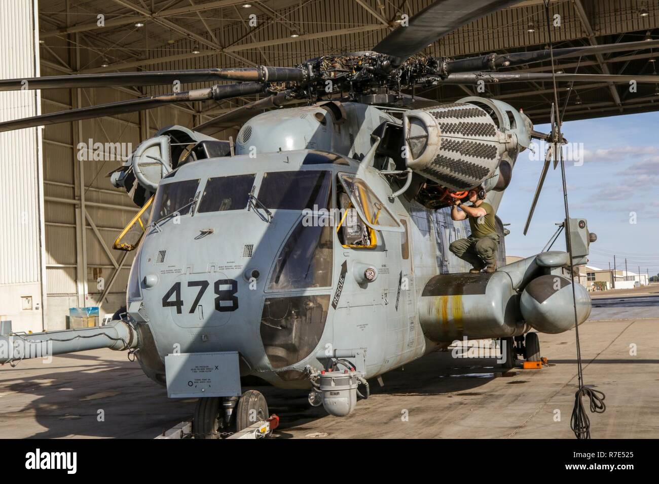 Un U.S Marino Marini con elicottero pesante Squadron 446 per scopi speciali Air-Ground Marine Task Force 7, effettua la manutenzione di routine su un CH-53E Super Stallion a Naval Air Facility El Centro, California, dal 1 dicembre 2018. Stati Uniti Comando Nord è quello di fornire supporto militare per il Dipartimento della Sicurezza Interna degli Stati Uniti e Delle dogane e della protezione delle frontiere a fissare il confine meridionale degli Stati Uniti. Foto Stock