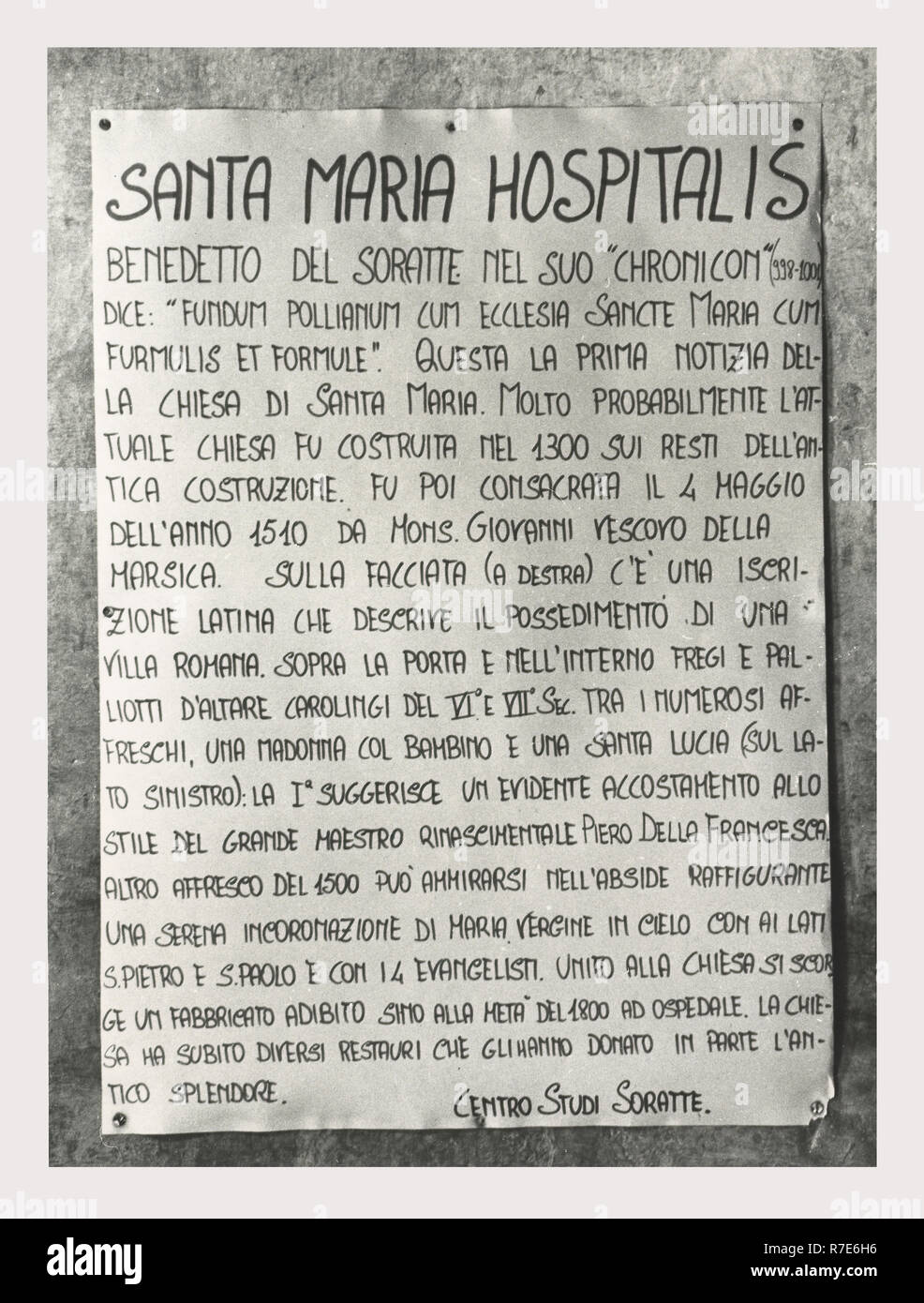 Lazio Roma Sant'Oreste S. Maria Hospitalis, questa è la mia Italia, il paese italiano di storia visiva, architettura medievale, xiv secolo probabilmente con versioni precedenti di frammenti scolpiti incorporato altare tabelle con 6-7Th ? Decorazione del secolo. Post-affreschi medioevali Incoronazione della Vergine 1500's Madonna e Bambino influenza di Piero della Francesca antichità iscrizione romana Foto Stock