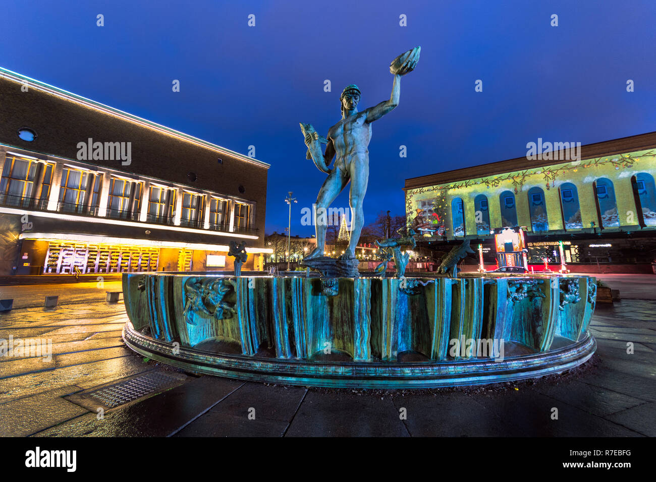 Statua di Poseidone nel centro della città di Göteborg e in background chritmas decarion a liseburg park Foto Stock