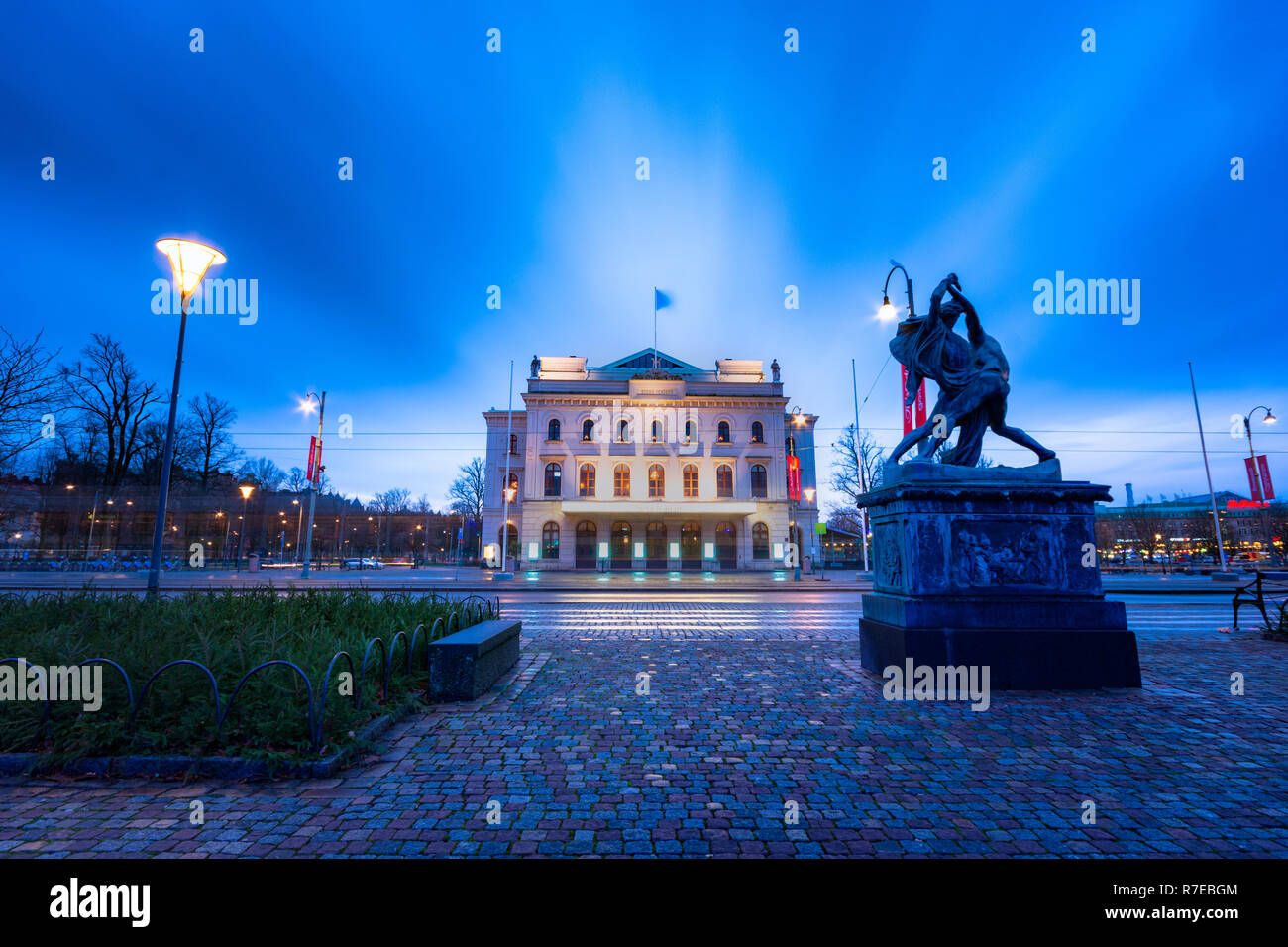 La Stora teatern a Göteborg in Svezia durante il blu ora incandescente con luci Foto Stock