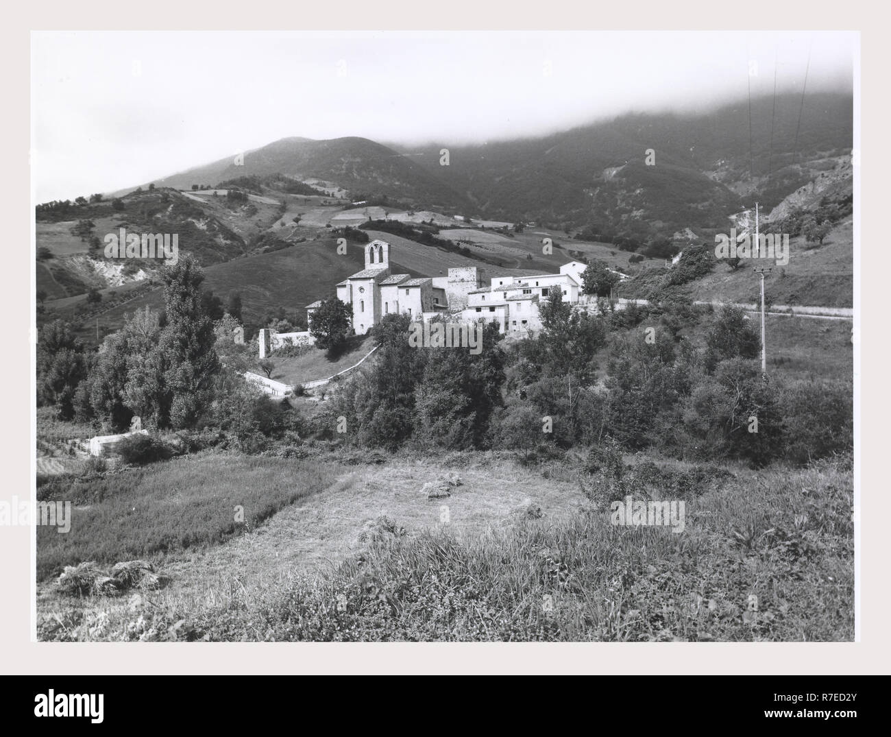 Abruzzo Teramo Carpineto della Nora Abbazia di S. Bartolomeo, questa è la mia Italia, il paese italiano di storia visiva, Badia ha istituito per la prima volta nel 962, ricostruita nel XII e XIII centesimi. Vista esterna del monumento, rovine e il paesaggio. Architrave è ornata con vari tipi di figure di animali. L'interno è basato sul piano di San Clemente a Casauria. Vi è ampio rilievo scultoreo su entrambi i capitelli e l altare raffigurante il nuovo animale di fantasia e forme floreali. Foto Stock