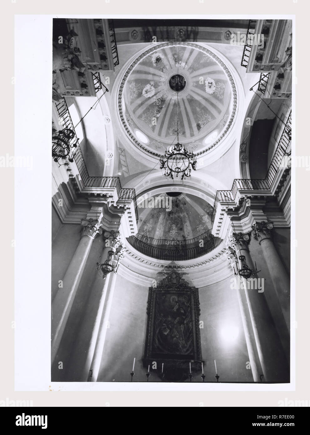 Abruzzo Teramo Teramo S. Agostino, questa è la mia Italia, il paese italiano di storia visiva, Vista della facciata barocca costruita nel XIX secolo. Viste generali degli interni includono un organo, a cupola, pulpito di prua, pietra due altari laterali, confessionali, e dipinti murali. La copertura emaphasizes l altare maggiore del XVI secolo che è d'argento e raffigura la scena dell' Ultima Cena. In oratorio sono affreschi raffiguranti i Quattro Evangelisti nella cupola pennacchi, un soffitto affrescato, e dipinti murali. Foto Stock