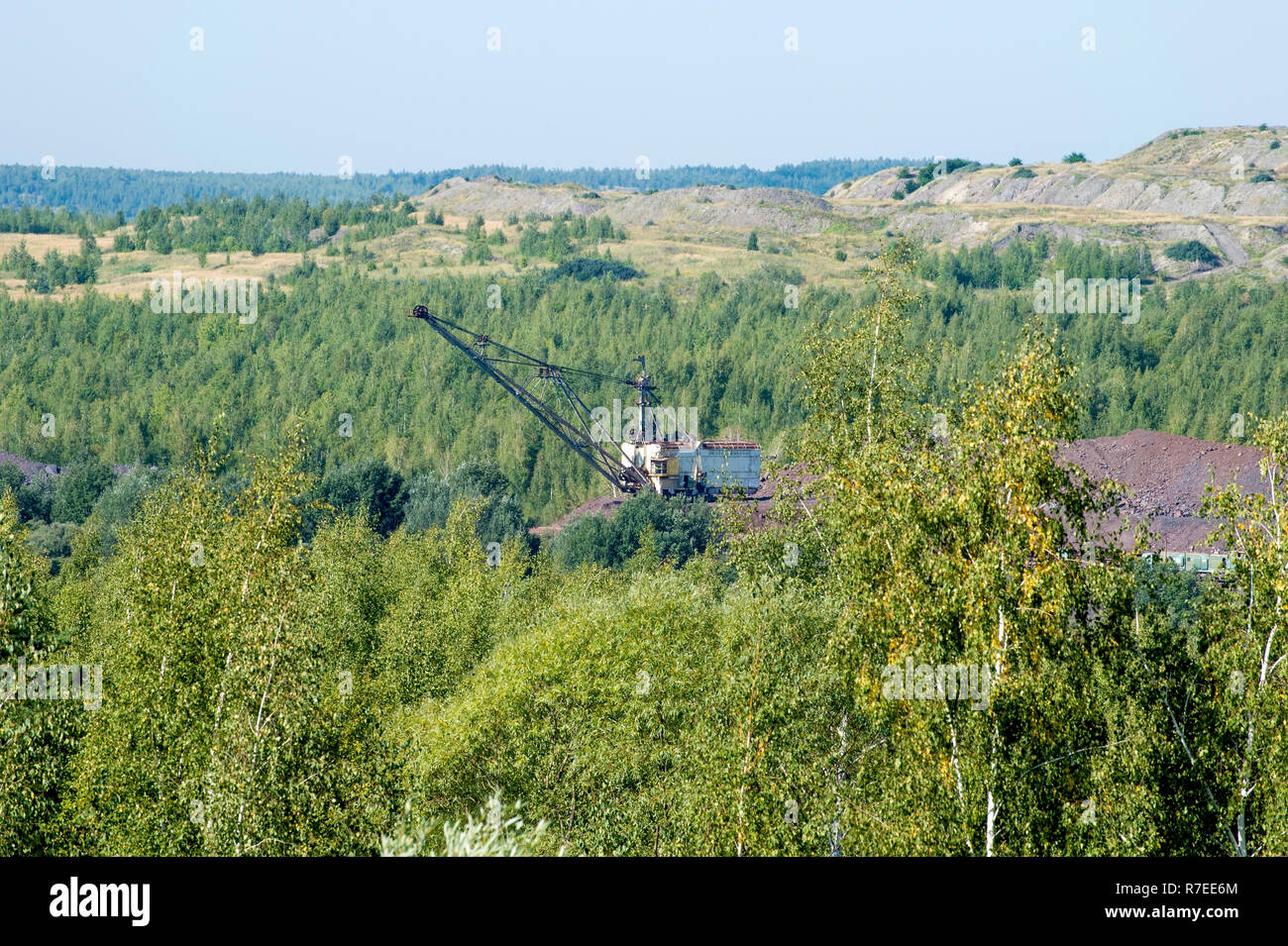 Il paesaggio dopo le attività minerarie. La distruzione delle foreste a causa di sovraccaricare la fossa di scarico. Foto Stock