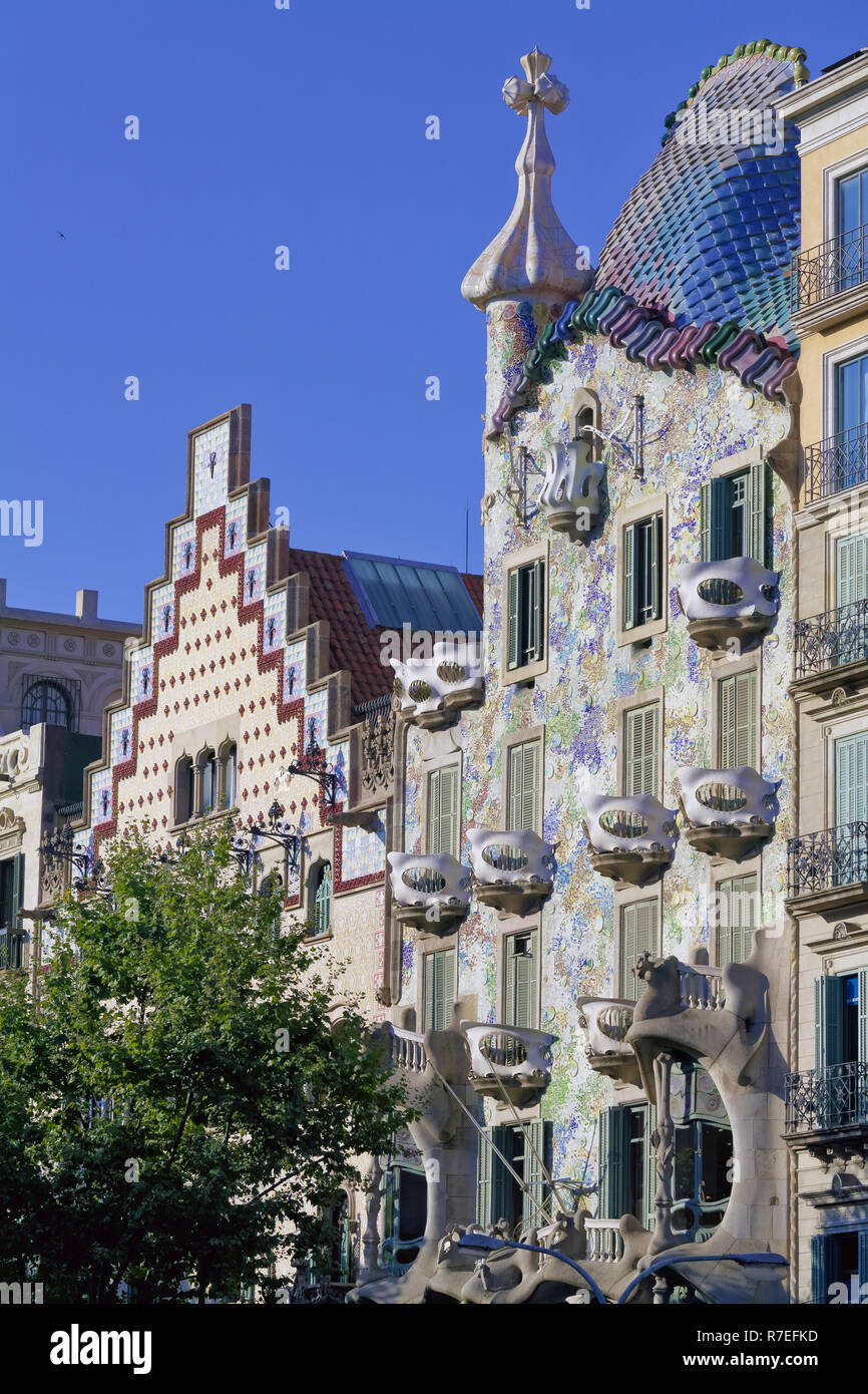 Due degli edifici del blocco di discordia a Barcellona, la Casa Amatller di Josep Puig i Cadafalch e la Casa Batlló di Antonio Gaudi Foto Stock