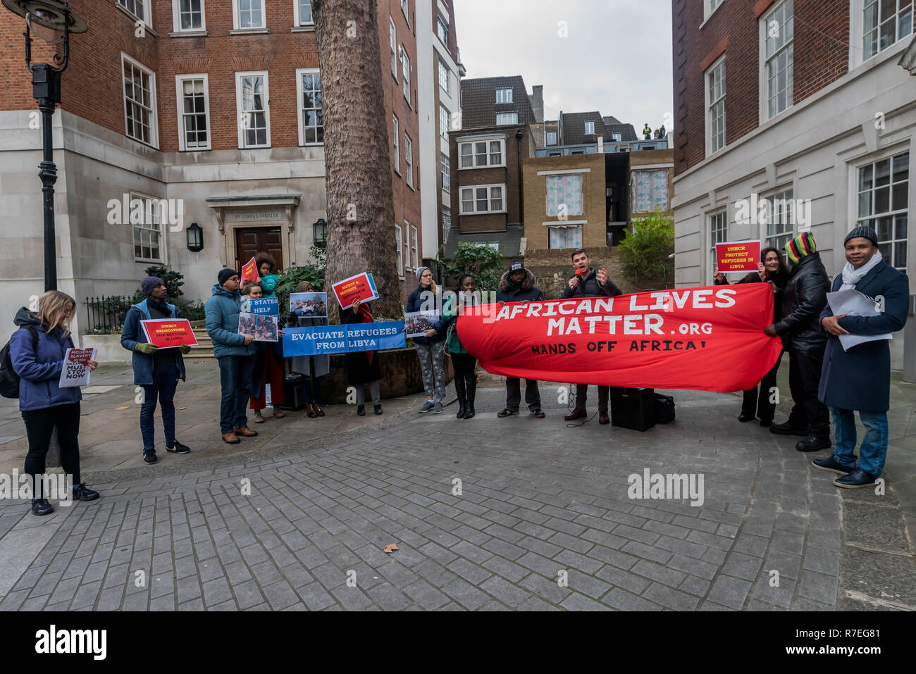 Londra, Regno Unito. 8 dicembre 2018. I dimostranti si incontrano a Casa Europa per protestare contro la mancanza di azione sui migranti africani e dei profughi è venduto o tenuto contro la loro volontà in Libia da parte di terroristi jihadisti e finanziato dalla UE e da altri. L'8 dicembre, 2018. Essi hanno marciato per protestare presso il Foreign & Commonwealth Office, dicendo che il Regno Unito non è riuscito a fare qualcosa per aiutare perché le vittime erano africani, poi arrestato brevemente a Downing St sul loro modo all'Ambasciata libica. Peter Marshall credito IMAGESLIVE: Peter Marshall / IMAGESLIVE/ZUMA filo/Alamy Live News Foto Stock