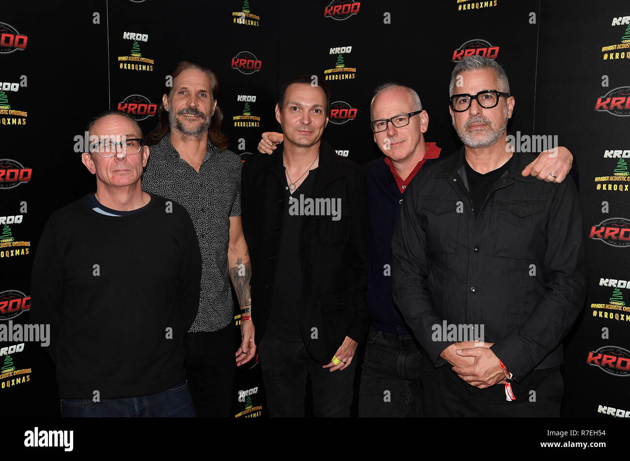 In California, Stati Uniti d'America. 8 Dic 2018. Mike Dimkich, Jay Bentley, Jamie Miller, Greg Graffin e Brett Gurewitz della band Bad Religion pongono nel corso di KROQ Absolut quasi acustico di Natale 2018 presso il Forum su dicembre 8, 2018 a Inglewood, California. Foto: imageSPACE/MediaPunch Credito: MediaPunch Inc/Alamy Live News Foto Stock