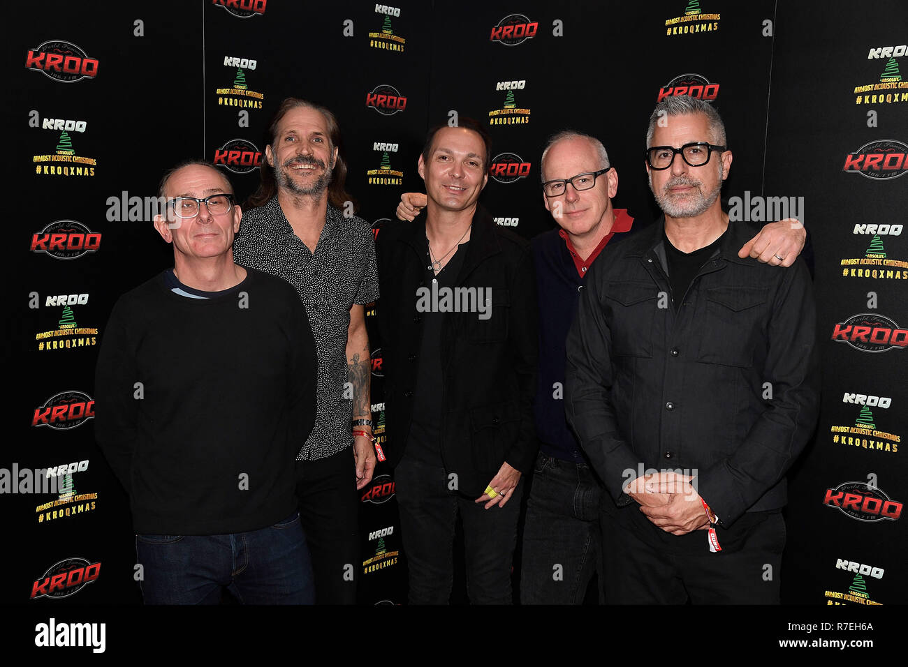 In California, Stati Uniti d'America. 8 Dic 2018. Mike Dimkich, Jay Bentley, Jamie Miller, Greg Graffin e Brett Gurewitz della band Bad Religion pongono nel corso di KROQ Absolut quasi acustico di Natale 2018 presso il Forum su dicembre 8, 2018 a Inglewood, California. Foto: imageSPACE/MediaPunch Credito: MediaPunch Inc/Alamy Live News Foto Stock