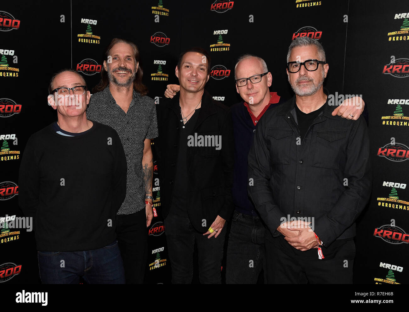 In California, Stati Uniti d'America. 8 Dic 2018. Mike Dimkich, Jay Bentley, Jamie Miller, Greg Graffin e Brett Gurewitz della band Bad Religion pongono nel corso di KROQ Absolut quasi acustico di Natale 2018 presso il Forum su dicembre 8, 2018 a Inglewood, California. Foto: imageSPACE/MediaPunch Credito: MediaPunch Inc/Alamy Live News Foto Stock