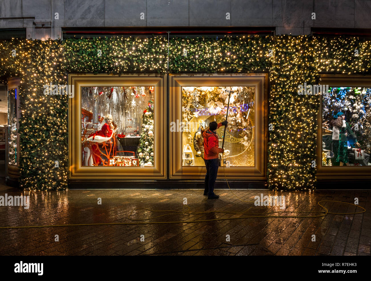 La città di Cork, Cork, Irlanda. 9 dicembre, 2018. Il lavavetro James Downey, Blarney la pulizia delle strade la finestra principale visualizza la mattina presto prima dell'arrivo del Natale shoppers presso la Brown Thomas store su Patrick Street, Cork, Irlanda Foto Stock