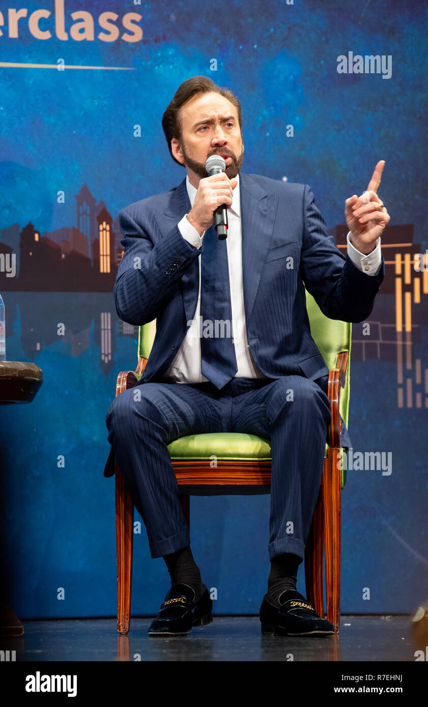 Macao, Cina. 9 Dic 2018. Nicolas Cage conduce una masterclass per il pubblico al Festival Internazionale del Film e di premi di Macao 2018. Signor gabbia, che sta mostrando il suo film Mandy durante il festival, parla di una casa in pieno la sala da ballo del Wynn Casino Macao.Jayne Russell/Alamy Live News Foto Stock