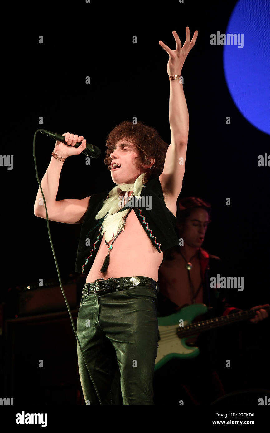 In California, Stati Uniti d'America. 8 Dic 2018. Josh Kiszka di Greta Van Fleet esegue sul palco durante il KROQ Absolut quasi acustico di Natale 2018 presso il Forum su dicembre 8, 2018 a Inglewood, California. Foto: imageSPACE/MediaPunch Credito: MediaPunch Inc/Alamy Live News Foto Stock