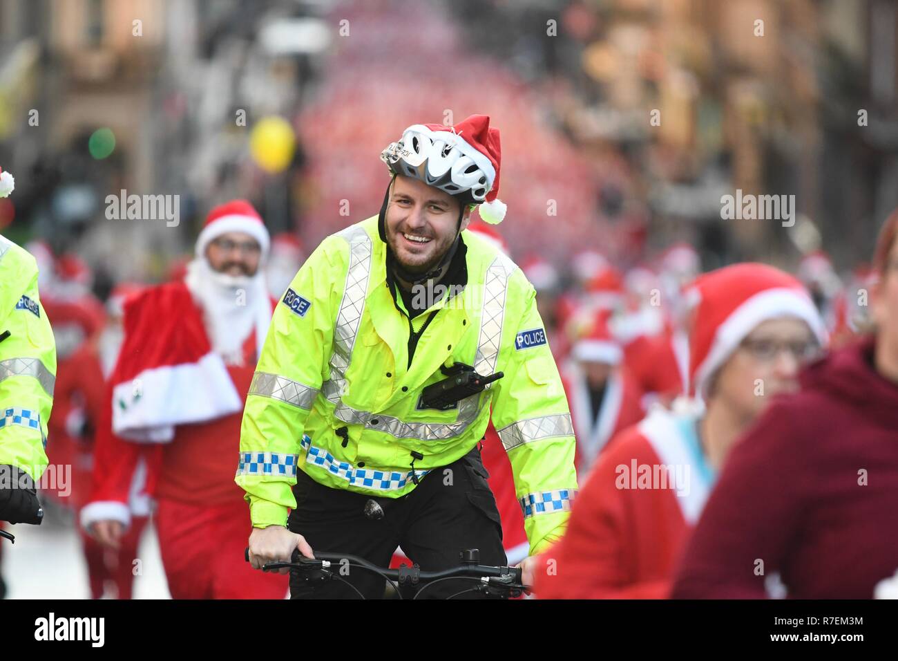 Glasgow, Scotland, Regno Unito - 9 Dicembre 2018: migliaia di Babbo Natale in esecuzione per chariity questa mattina n il Glasgow Santa Dash Credito: Kay Roxby/Alamy Live News Foto Stock