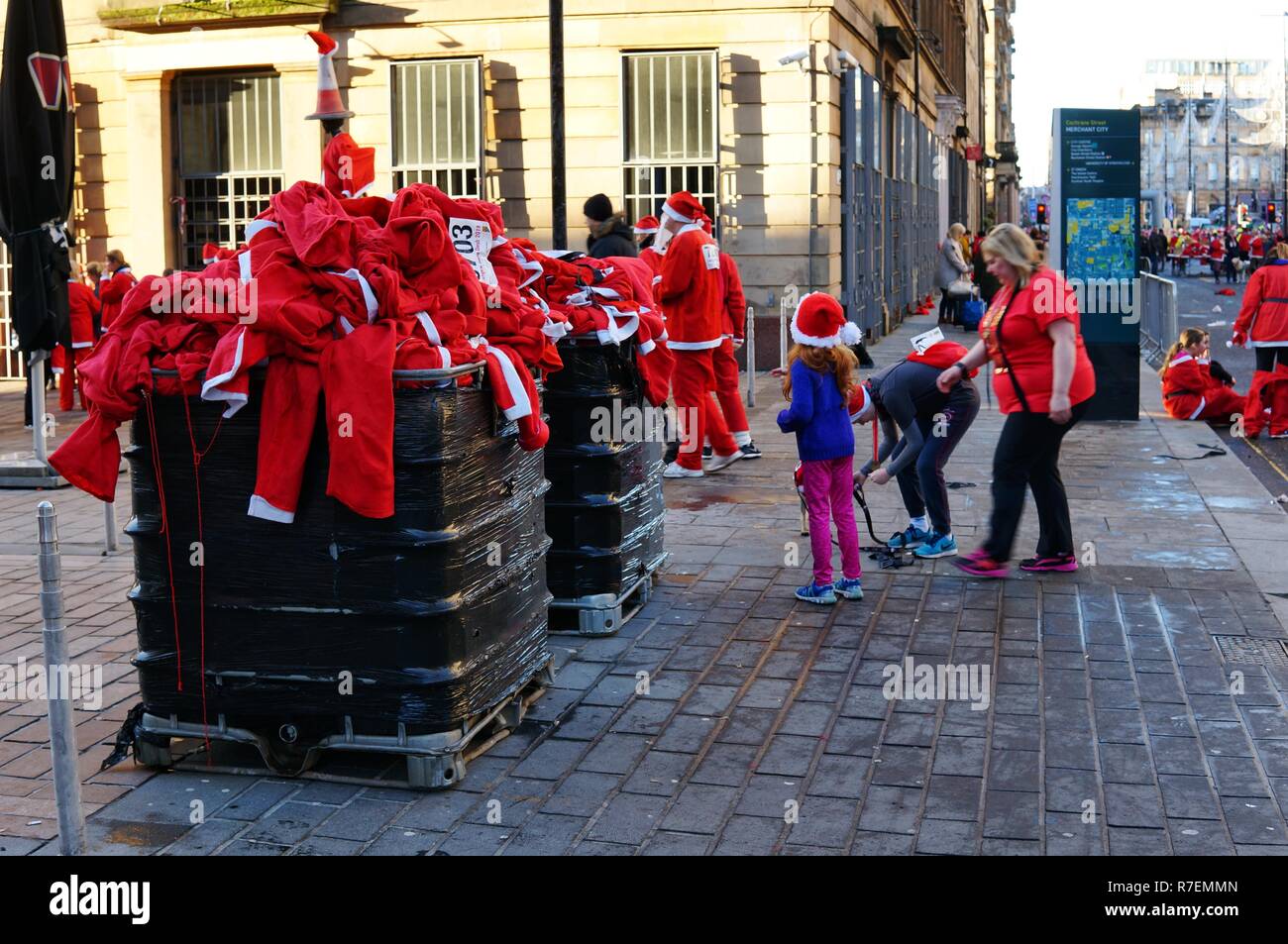 Glasgow, Regno Unito il 9 dicembre 2018, migliaia di guide e Walkers hanno partecipato nel 2018 Santa Dash in Glasgow risultante in monouso di santa costumi in gran parte sinistra dietro tutta la città. Molti hanno trovato la loro strada per la gazzetta bis, ma un grande cleanup deve seguire. Credito: Pawel Pietraszewski / Alamy Live News Foto Stock