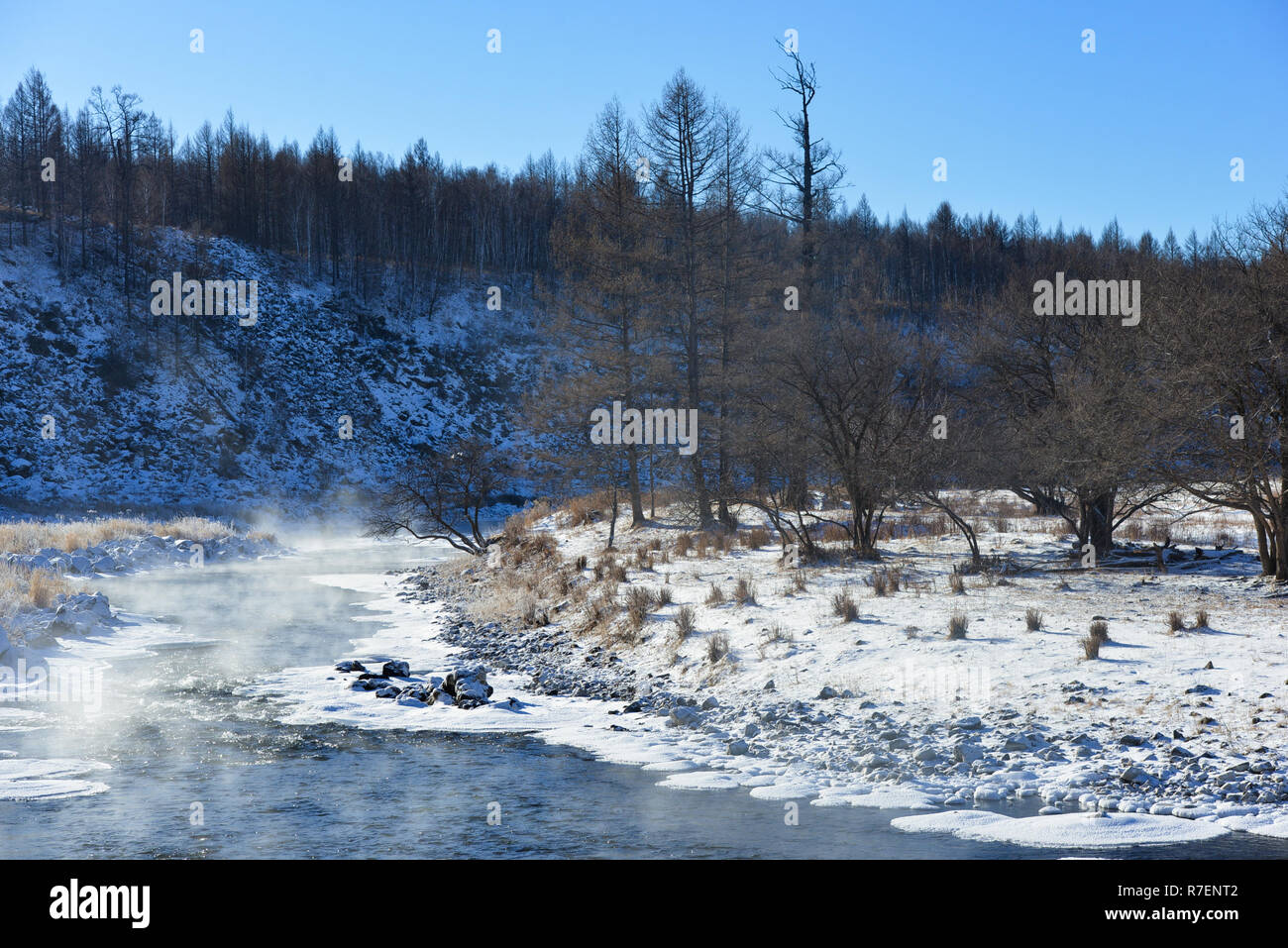 Arxan. Il 9 dicembre, 2018. Foto scattata il 9 dicembre 2018 mostra il fiume Halha in Arxan, nel nord della Cina di Mongolia Interna Regione Autonoma. Nonostante il freddo intenso in inverno, una sezione del fiume Halha in Arxan non è mai congelato a causa delle fonti geotermiche nelle vicinanze. Credito: Zou Yu/Xinhua/Alamy Live News Foto Stock