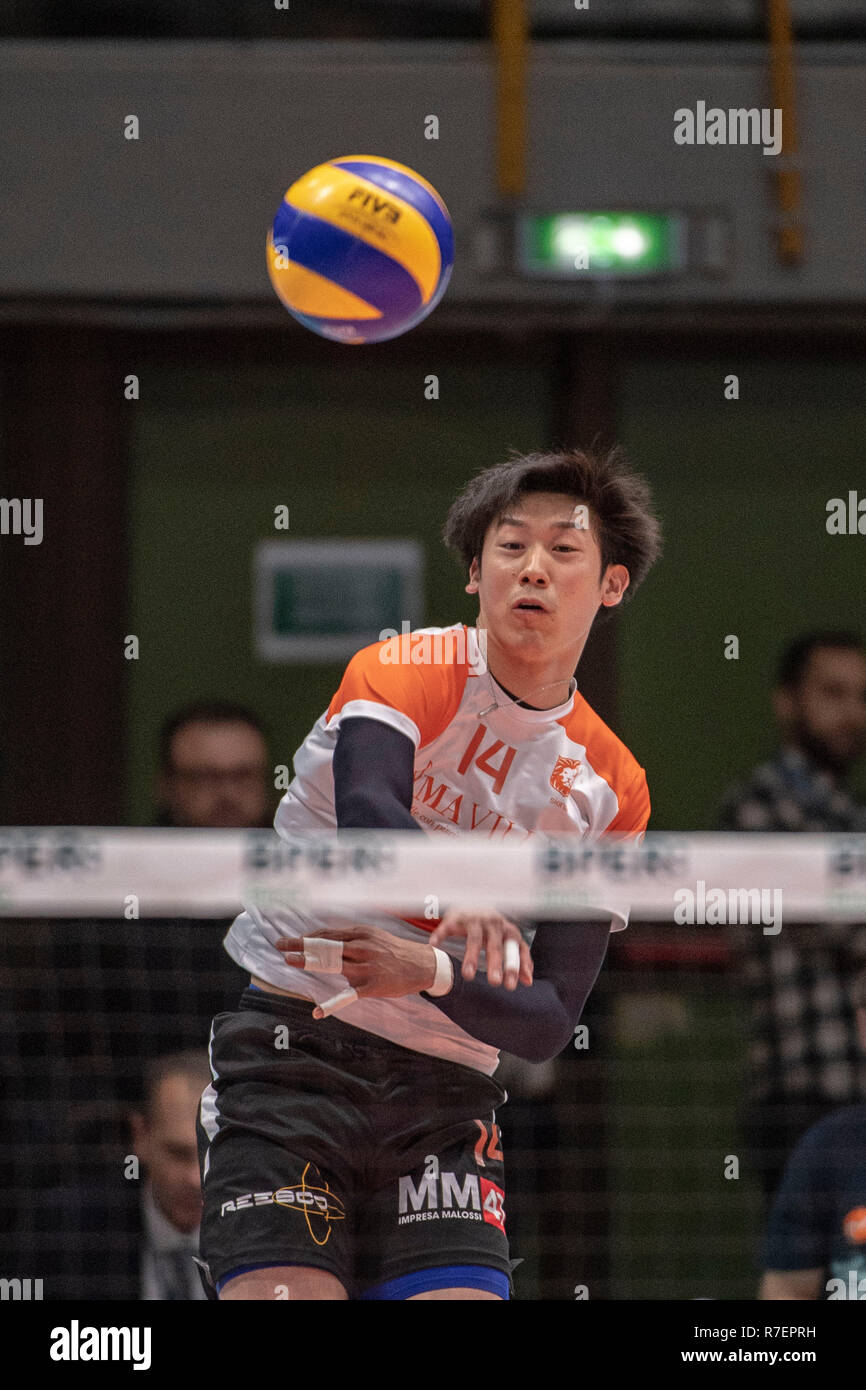Modena, Italia. 8 Dic 2018. Yuki Ishikawa di Siena durante l'italiano Uomini lega volley serie A1 (SuperLega UnipolSai) match tra Modena Volley ed Emma Ville Siena al PalaPanini a Modena il 8 dicembre 2018. Credito: Enrico Calderoni AFLO/sport/Alamy Live News Foto Stock
