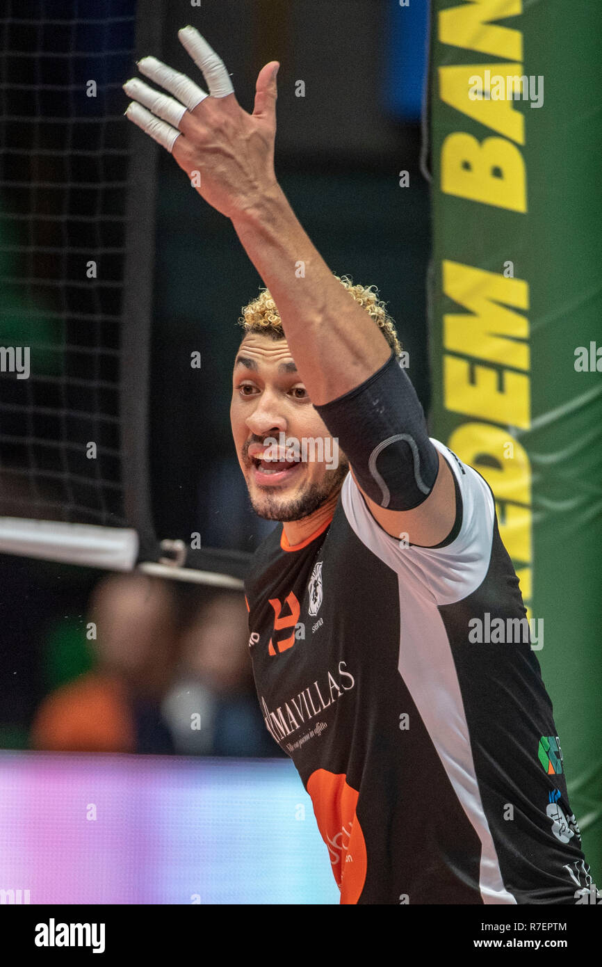 Modena, Italia. 8 Dic 2018. Fernando Hernandez di Siena durante l'italiano Uomini lega volley serie A1 (SuperLega UnipolSai) match tra Modena Volley ed Emma Ville Siena al PalaPanini a Modena il 8 dicembre 2018. Credito: Enrico Calderoni AFLO/sport/Alamy Live News Foto Stock