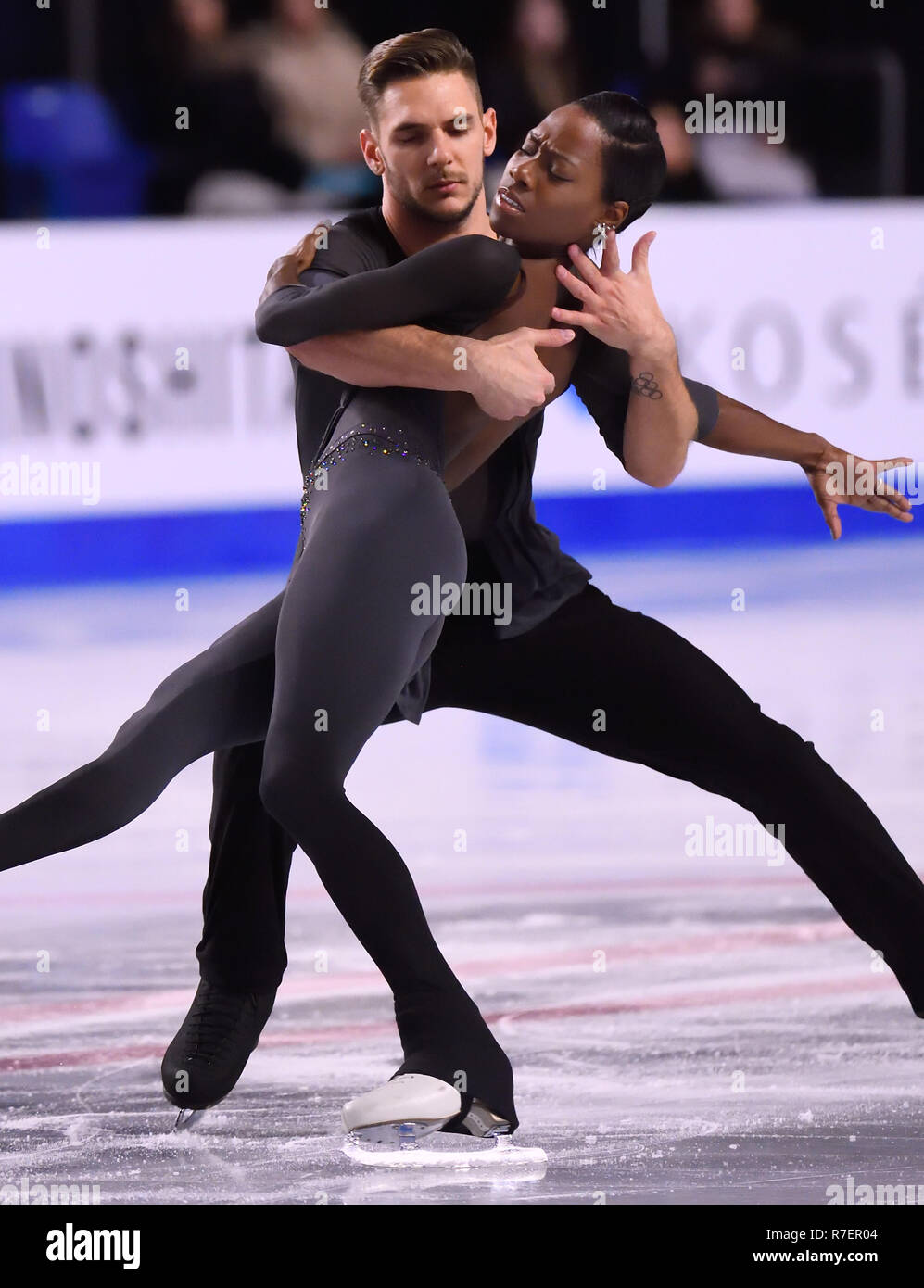 Vancouver, Canada. L'8 dicembre, 2018. Vanessa James (anteriore)/Morgan Cipres di Francia competere durante le coppie senior di pattinaggio gratuito del pattinaggio internazionale dell'Unione (ISU) Grand Prix di Pattinaggio di Figura finale in Vancouver, Canada, il 8 dicembre 2018. Vanessa James/Morgan Cipres ha preso il primo posto in coppie di pattinaggio gratuito con 148.37 punti e ha vinto la medaglia d'oro con 219.88 punti. Credito: Andrew Soong/Xinhua/Alamy Live News Foto Stock