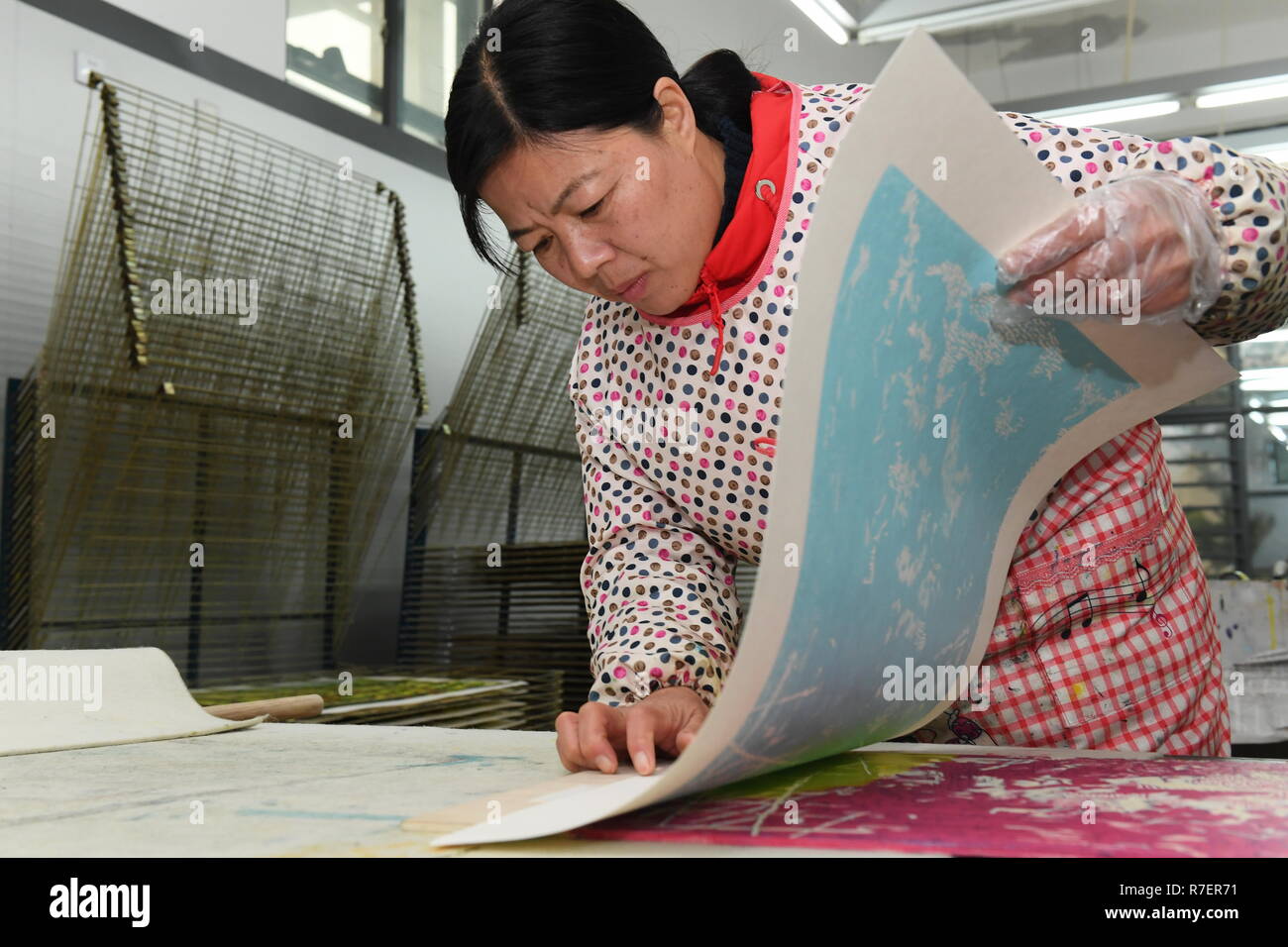 Songxi, la Cina della provincia del Fujian. Il 9 dicembre, 2018. Un artista si prepara a effettuare una stampa di legno nella contea Songxi, a sud-est della Cina di provincia del Fujian, Dicembre 9, 2018. Folk locali artisti del legno la stampa hanno dedicato alla promozione della tradizionale forma d'arte in anni recenti. Credito: Zhang Guojun/Xinhua/Alamy Live News Foto Stock