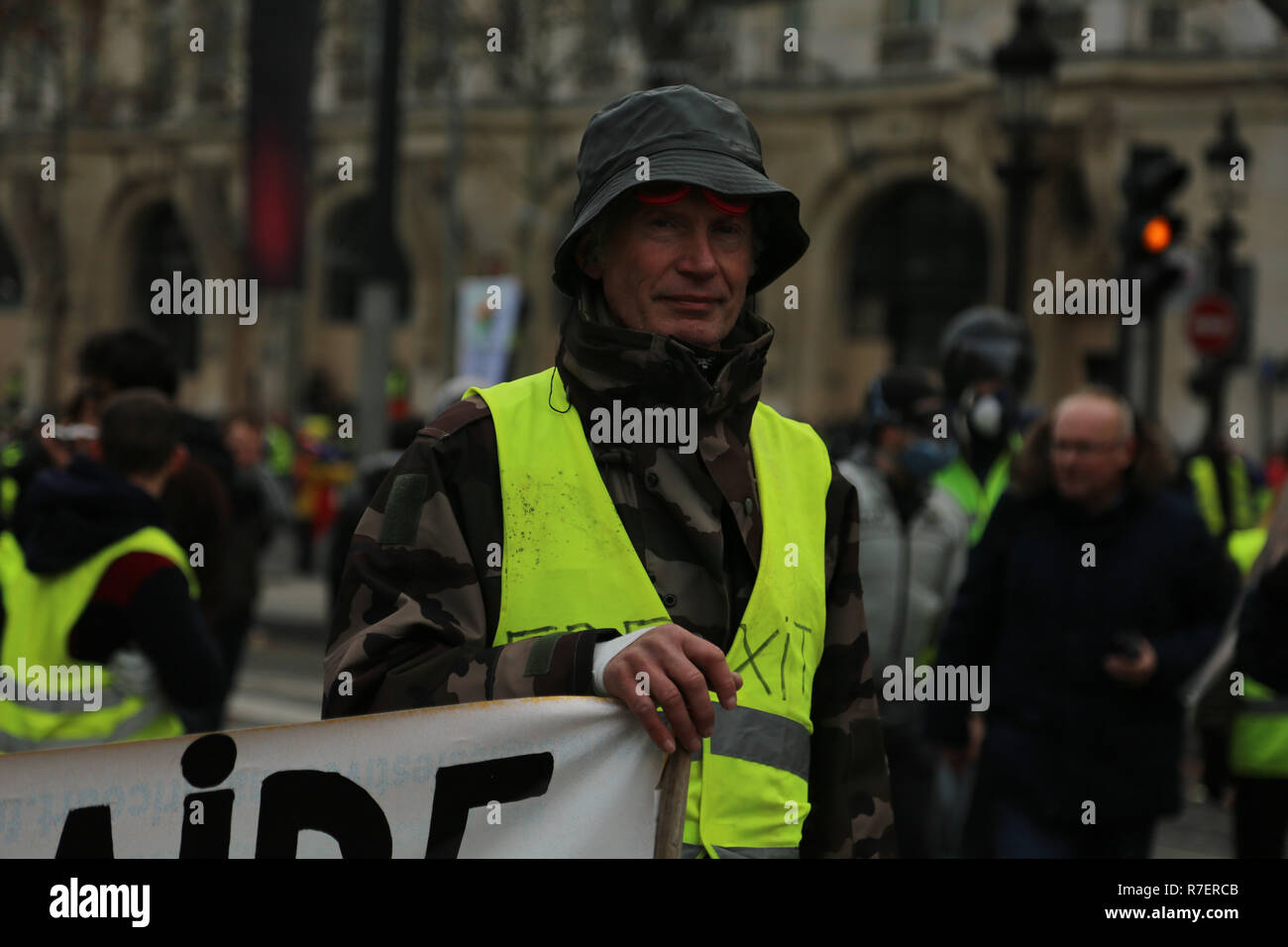 8 dicembre 2018 - Più di un centinaio di persone, tra cui tre ufficiali e tre premi del personale, sono stati feriti durante il "Giubbotto giallo'' manifestazioni nella capitale francese contro l'aumento del carburante del 8 dicembre 2018. Polizia ha usato gas lacrimogeni e pallottole di gomma sui manifestanti durante il quarto fine settimana di proteste in Francia contro imposte prezzo combustibile escursioni e ad alto costo della vita. Una stima di 125.000 persone hanno preso parte nelle Marche in tutta la Francia il sabato, con circa 10.000 persone che hanno manifestato nella capitale dove le scene sono stati i più violenti con alcuni manifestanti burning cars, smashing finestra Foto Stock