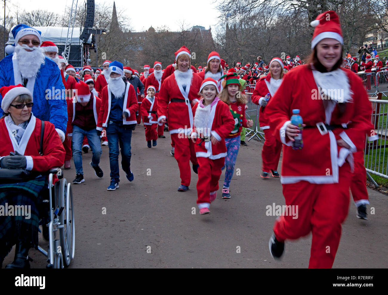 Edimburgo, Scozia, Regno Unito. Il 9 dicembre 2018. Santa Run. Edimburgo di fundraising Santa e gli elfi ran, camminato e passeggiato intorno a ovest di Princes Street Gardens raccolta fondi per concedere i desideri dei bambini per quando si desidera su una stella. A secco con temperatura di 7 gradi nel centro della citta'. Foto Stock