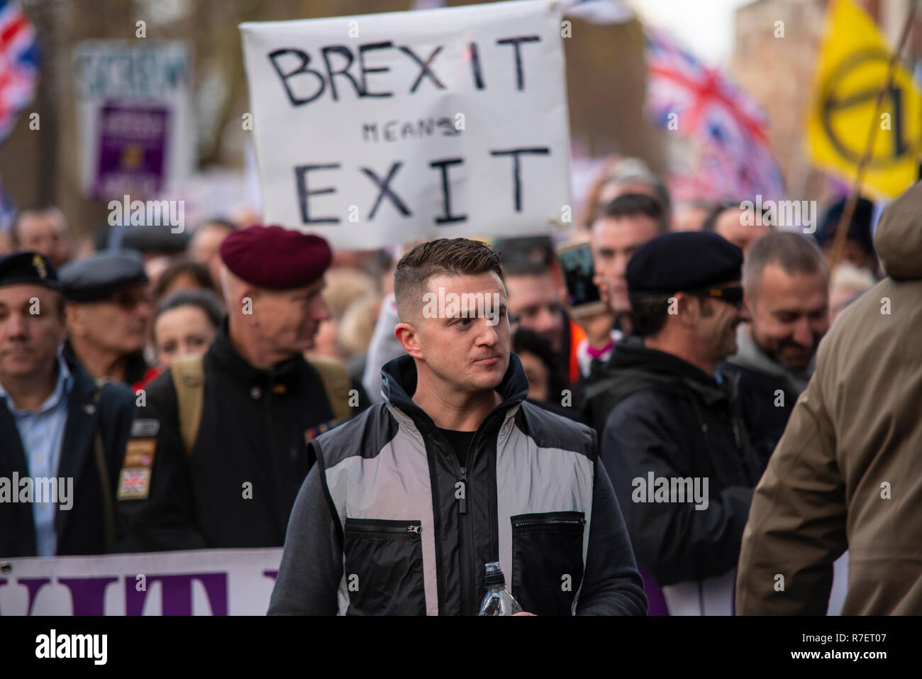 Brexit tradimento marzo. I manifestanti stanno dimostrando a ciò che vedono come un tradimento da parte del governo del Regno Unito di non attenersi a lasciare l'UE nel suo complesso dopo il referendum. Tommy Robinson Foto Stock