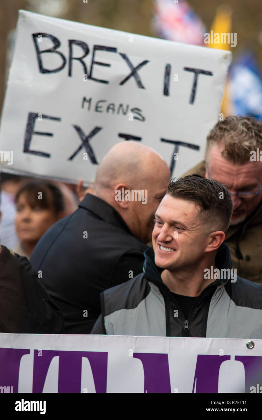 Brexit tradimento marzo. I manifestanti stanno dimostrando a ciò che vedono come un tradimento da parte del governo del Regno Unito di non attenersi a lasciare l'UE nel suo complesso dopo il referendum. Tommy Robinson Foto Stock