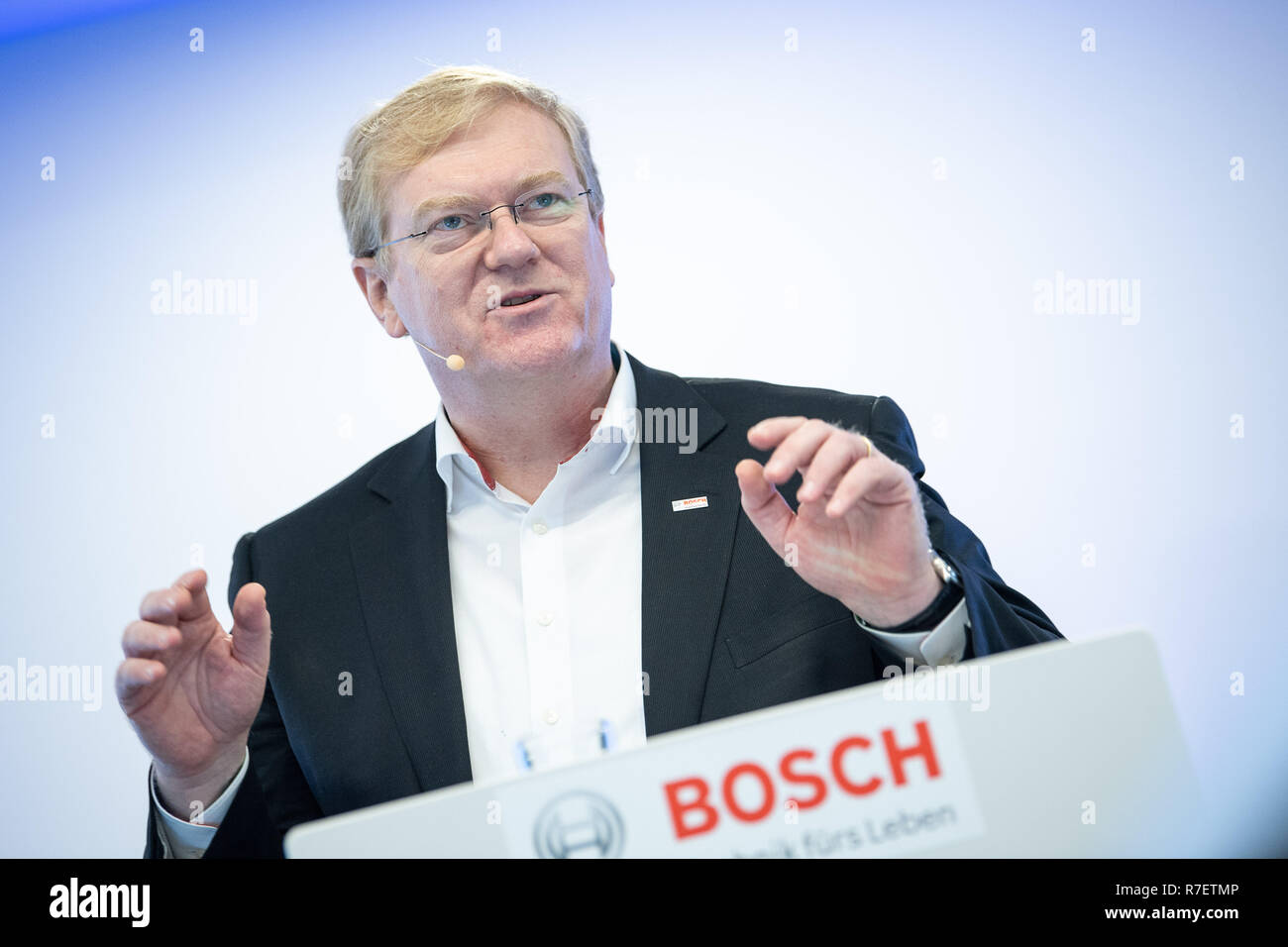 Gerlingen, Germania. 07Th Dec, 2018. Stefan Hartung, Bosch ex membro del consiglio di amministrazione per l'energia e la tecnologia edilizia settore commerciale, parlerà a una conferenza stampa della Bosch di tecnologia edilizia divisione. A partire dal 1 o gennaio 2019, Hartung sarà il nuovo Managing Director per la Mobility Solutions Division. Credito: Sebastian Gollnow/dpa/Alamy Live News Foto Stock