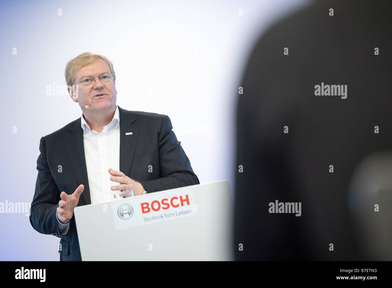 Gerlingen, Germania. 07Th Dec, 2018. Stefan Hartung, Bosch ex membro del consiglio di amministrazione per l'energia e la tecnologia edilizia settore commerciale, parlerà a una conferenza stampa della Bosch di tecnologia edilizia divisione. A partire dal 1 o gennaio 2019, Hartung sarà il nuovo Managing Director per la Mobility Solutions Division. Credito: Sebastian Gollnow/dpa/Alamy Live News Foto Stock