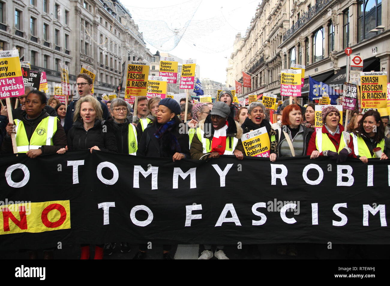 Londra, UK, 9 dicembre 2018. Una dimostrazione che gli organizzatori descritto come essendo per tutti antifascisti, indipendentemente dalla loro posizione sul lasciare/rimangono sul Brexit, oppone 'Tommy Robinson, il fascismo e il razzismo. Il marzo di BBC, Portland Place a Whitehall è un contatore protestare contro uno chiamato da Robinson e UKIP. Roland Ravenhill / Alamy Live News Foto Stock