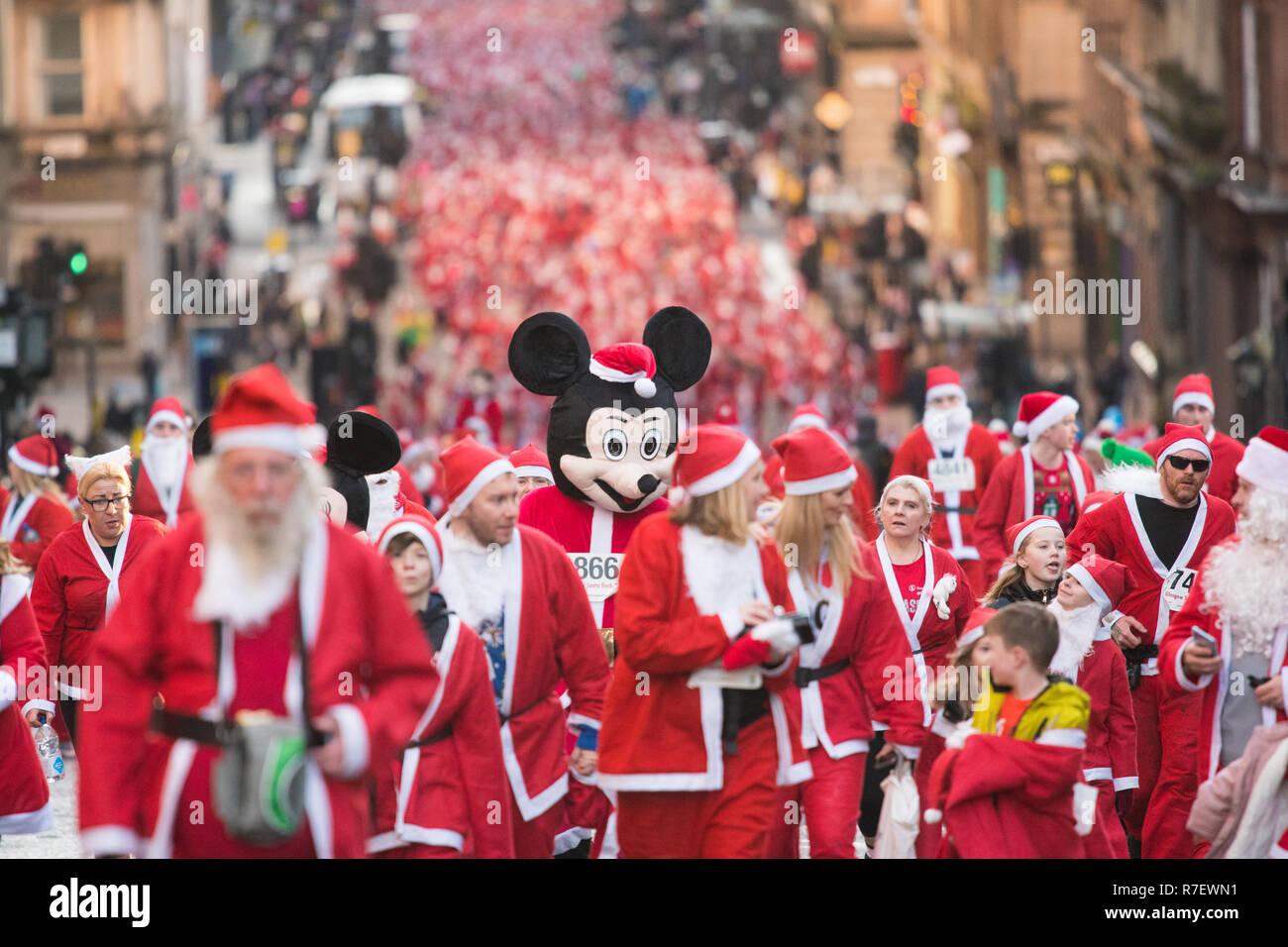 Glasgow, Scotland, Regno Unito - 9 Dicembre 2018: migliaia di Babbo Natale e Topolino e Minnie Mouse in esecuzione attraverso le strade di Glasgow oggi nell'annuale Santa Dash Credito: Kay Roxby/Alamy Live News Foto Stock