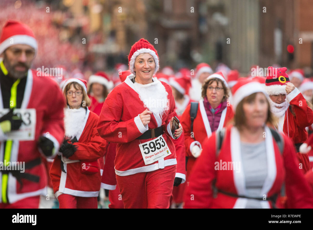 Glasgow, Scotland, Regno Unito - 9 Dicembre 2018: migliaia di Babbo Natale che corre attraverso le strade di Glasgow oggi nell'annuale Santa Dash Credito: Kay Roxby/Alamy Live News Foto Stock