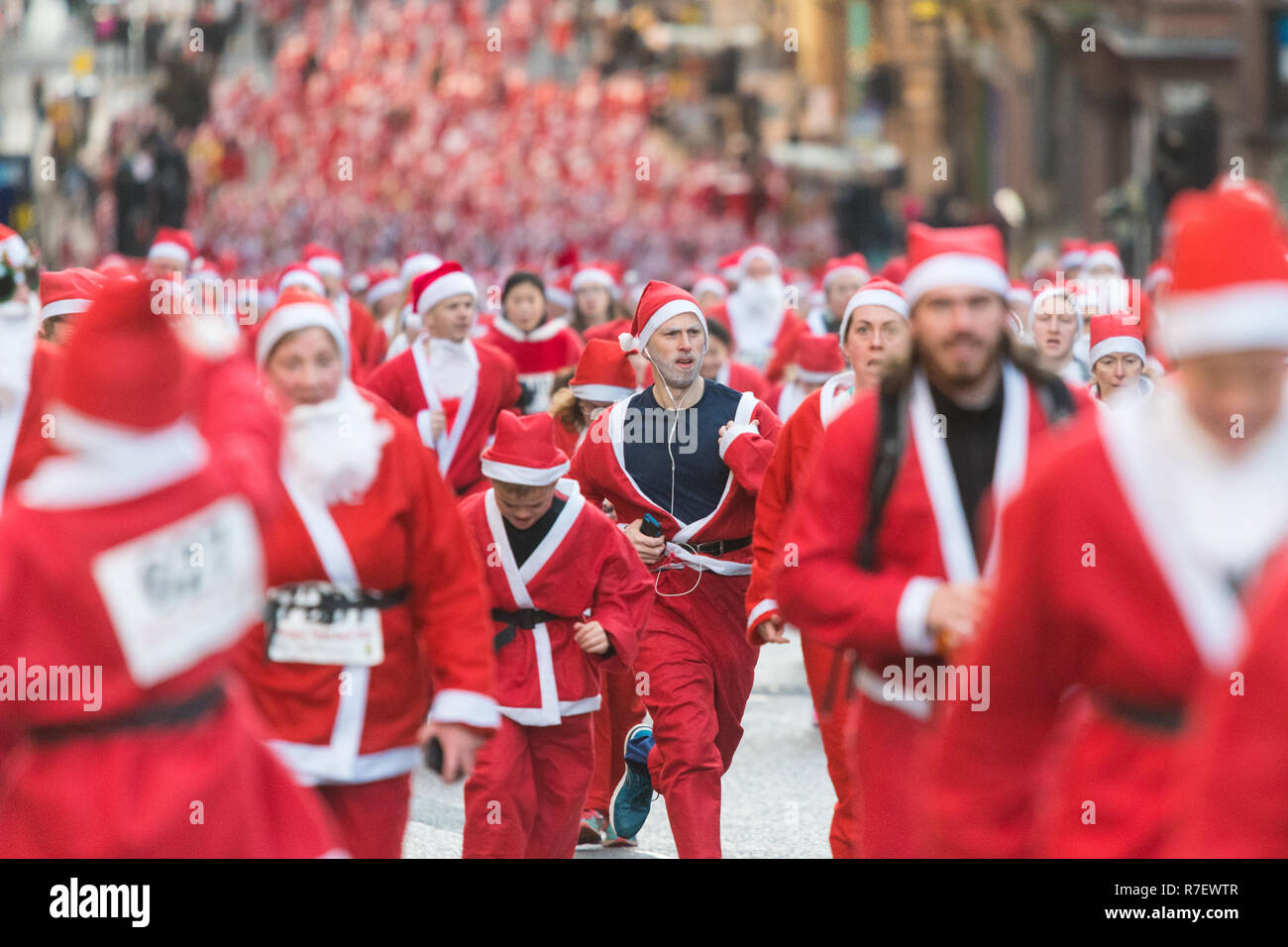 Glasgow, Scotland, Regno Unito - 9 Dicembre 2018: migliaia di Babbo Natale che corre attraverso le strade di Glasgow oggi nell'annuale Santa Dash Credito: Kay Roxby/Alamy Live News Foto Stock