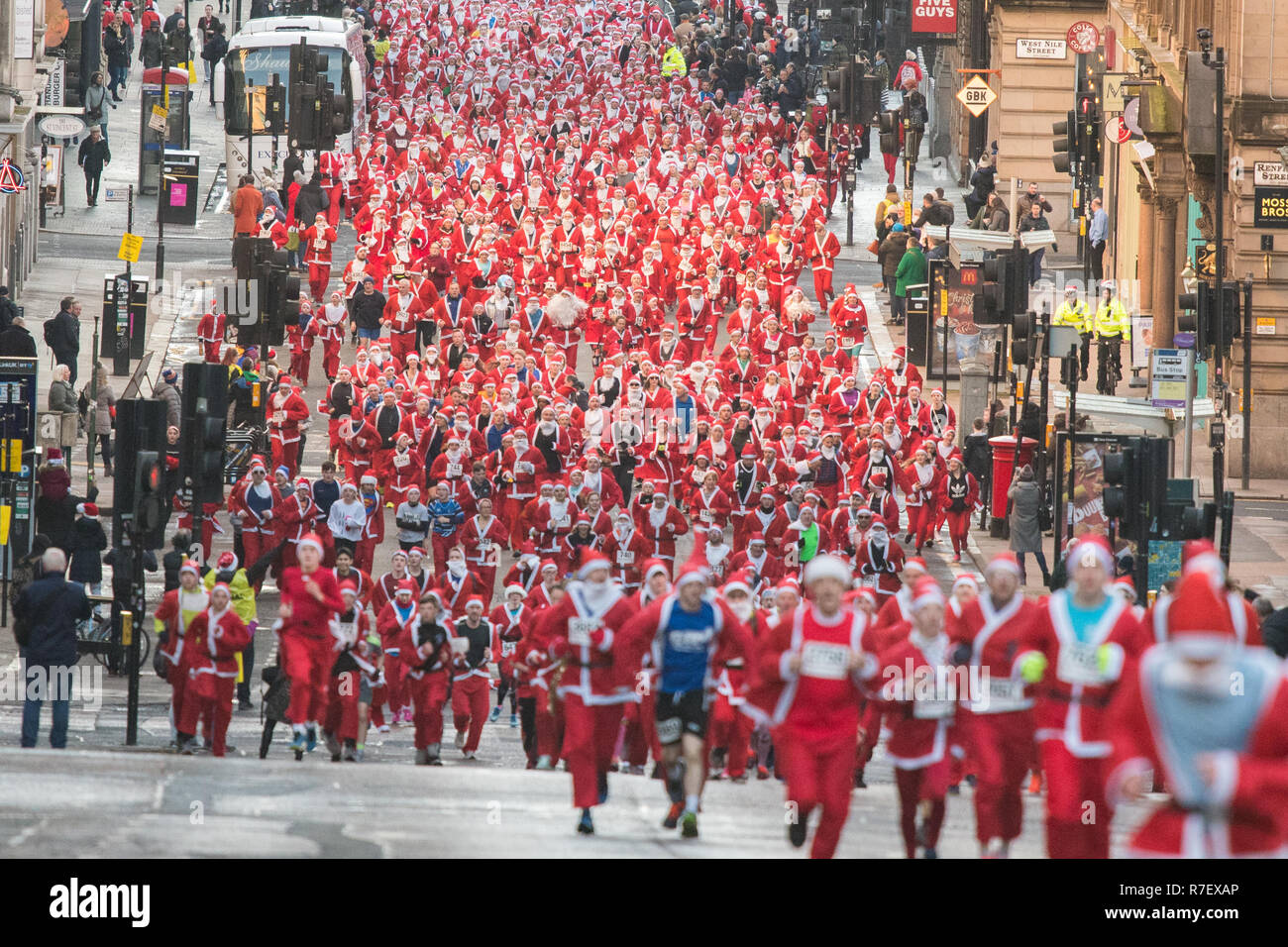 Glasgow, Scotland, Regno Unito - 9 Dicembre 2018: migliaia di Babbo Natale che corre attraverso le strade di Glasgow oggi nell'annuale Santa Dash Foto Stock