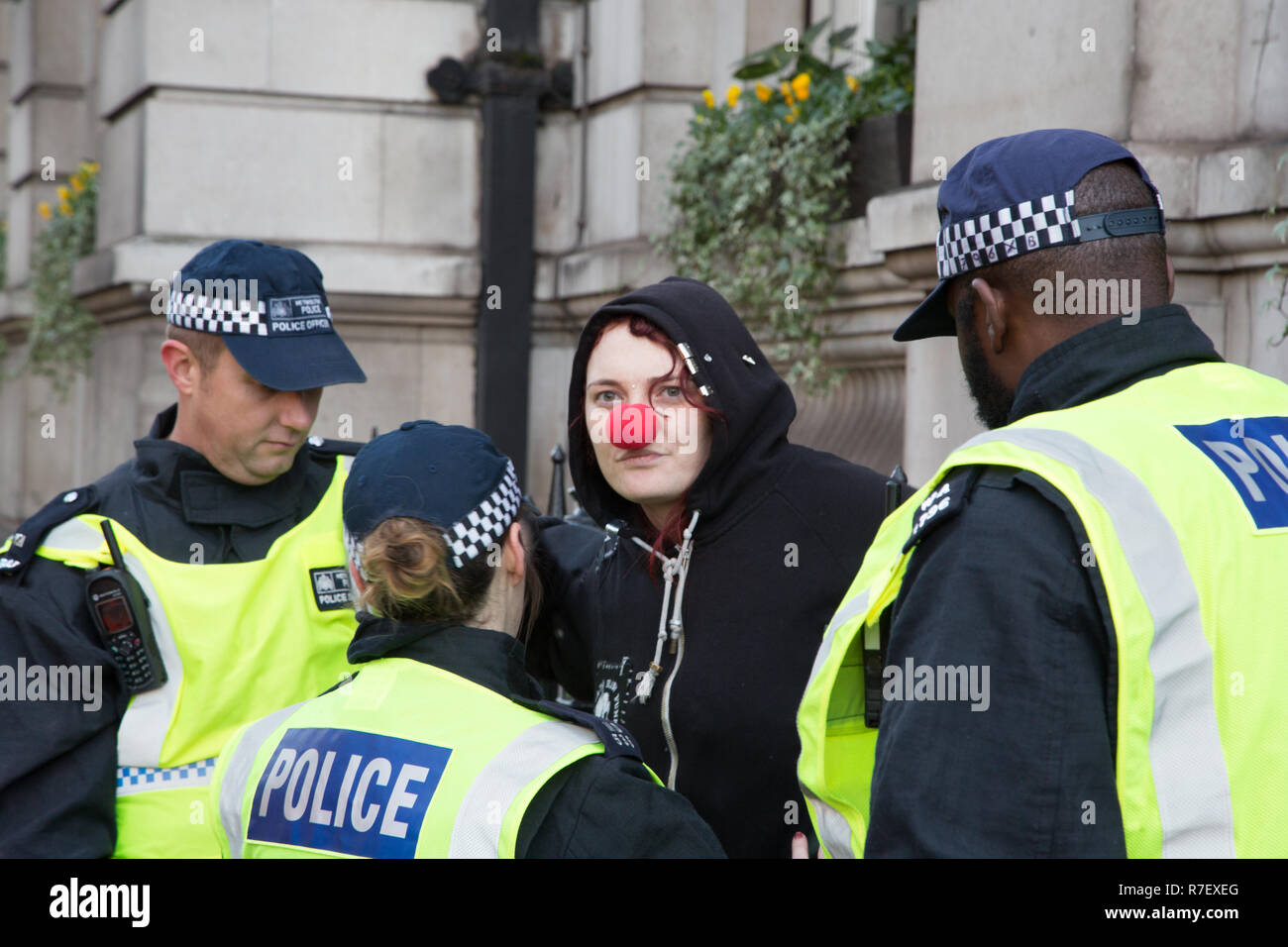 Londra, Regno Unito. Il 9 dicembre 2018. Una donna Anti-Fascist contrari alla estrema destra la protesta è ricercato dalla polizia come UKIP-backed Brexit tradimento rally è detenuto nel centro di Londra. Credito: Thabo Jaiyesimi/Alamy Live News Foto Stock