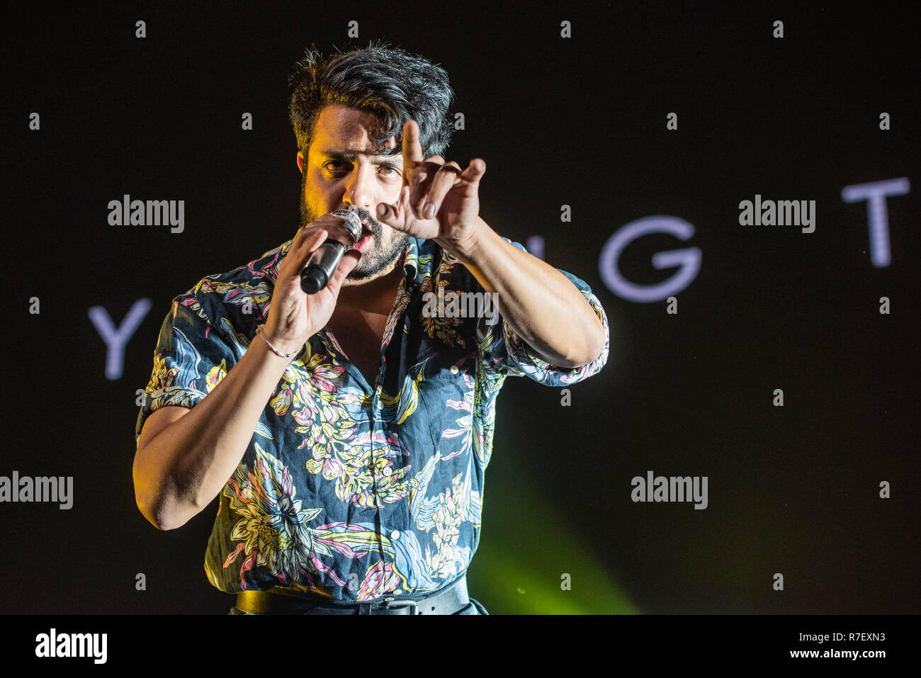 San Jose, California, Stati Uniti d'America. 8 dicembre 2018. Sameer Gadhia di giovani il gigante esegue sul palco al centro di SAP durante l'ALT 105,3 Non così Silent Night a San Jose, California. Foto: Chris Tuite/imageSPACE/MediaPunch Credito: MediaPunch Inc/Alamy Live News Foto Stock