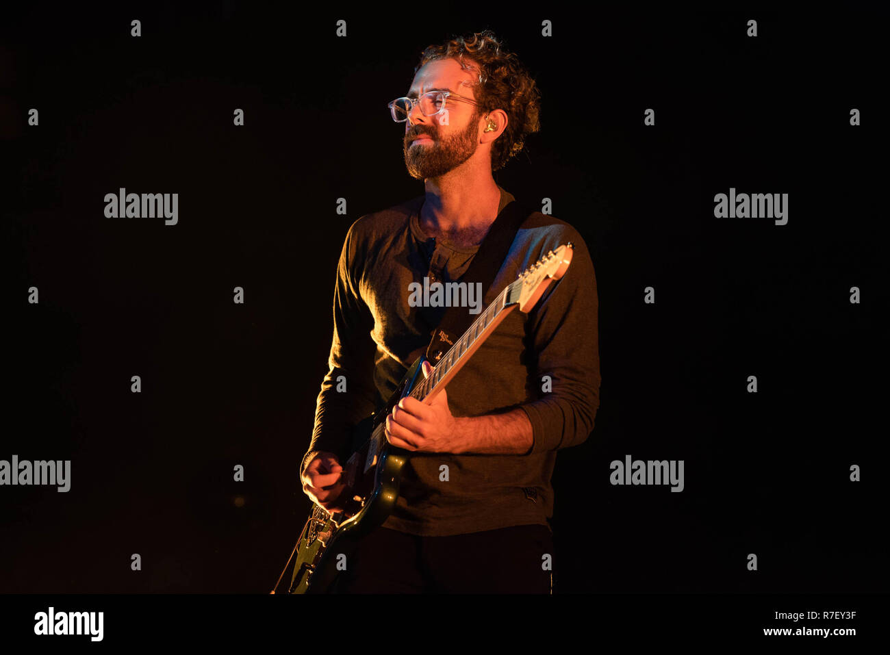 San Jose, California, Stati Uniti d'America. 8 dicembre 2018. Jacob Tilley di giovani il gigante esegue sul palco al centro di SAP durante l'ALT 105,3 Non così Silent Night a San Jose, California. Foto: Chris Tuite/imageSPACE/MediaPunch Credito: MediaPunch Inc/Alamy Live News Foto Stock