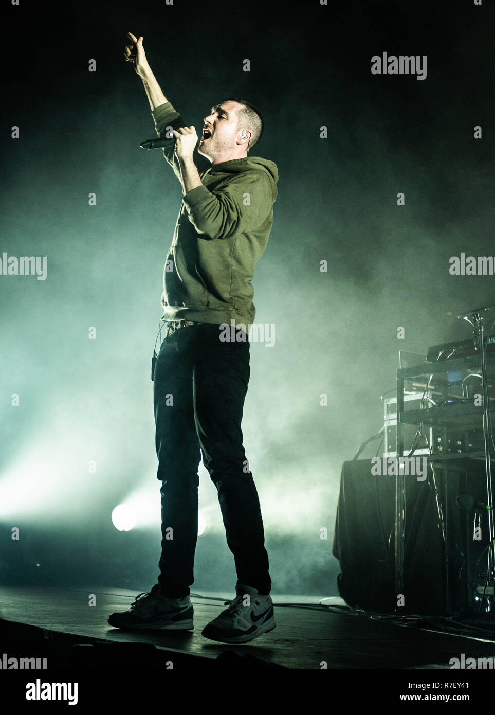 San Jose, California, Stati Uniti d'America. 8 dicembre 2018. Dan Smith di Bastille esegue sul palco al centro di SAP durante l'ALT 105,3 Non così Silent Night a San Jose, California. Foto: Chris Tuite/imageSPACE/MediaPunch Credito: MediaPunch Inc/Alamy Live News Foto Stock