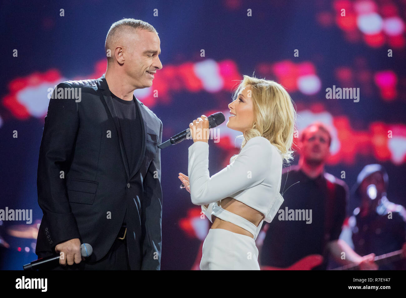 08.12.2018, della Renania settentrionale-Vestfalia, Dusseldorf: ESCLUSIVO- Helene Fischer ed Eros Ramazzotti, cantanti italiani, sono sul palco della registrazione del Helene Fischer Show. Il Weihserts-Show saranno trasmessi su dicembre 25, 2018 at 8:15 pm sulla ZDF. Foto: Rolf Vennenbernd/dpa | Utilizzo di tutto il mondo Foto Stock