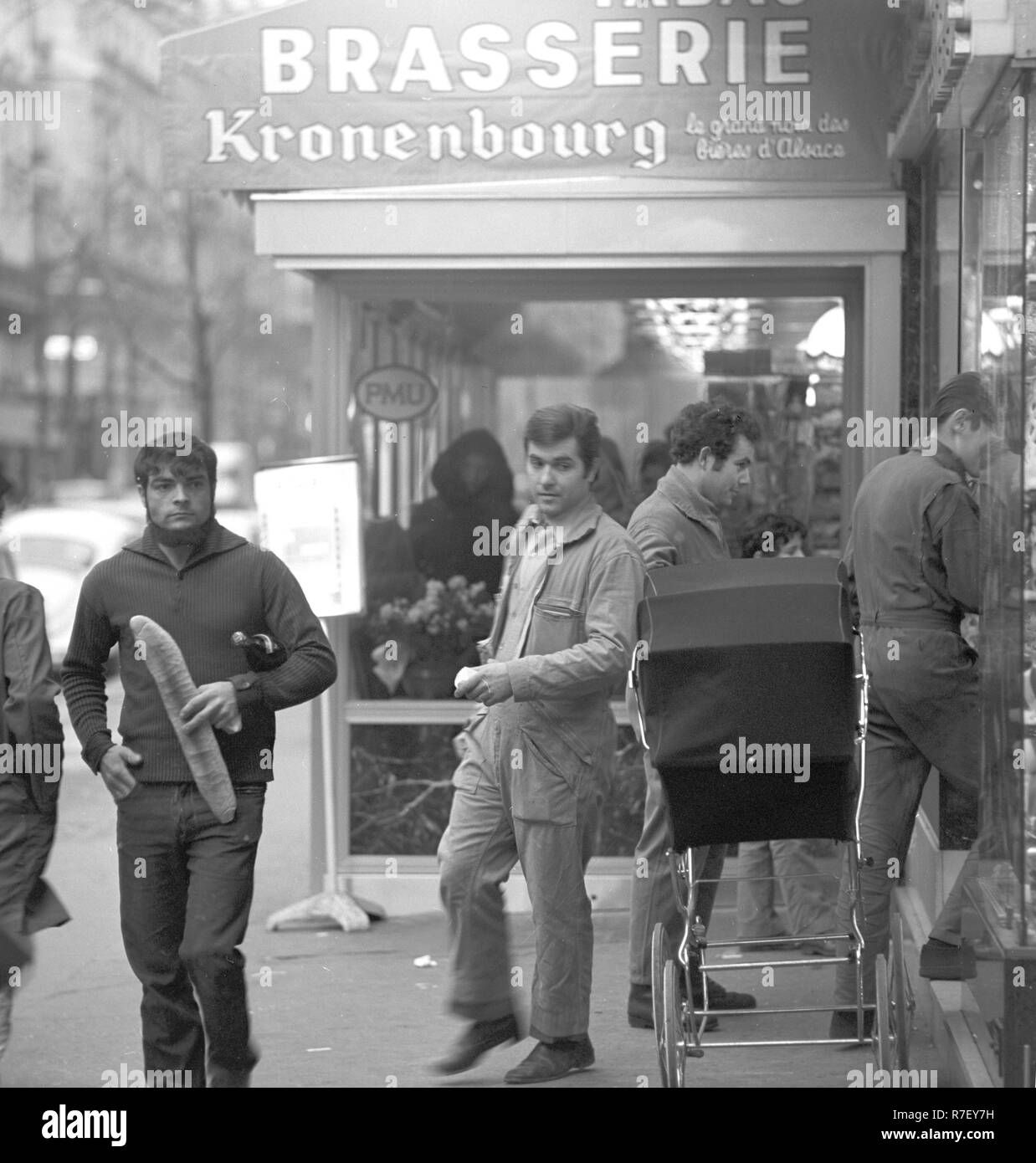 Gli uomini, alcuni di loro lavoratori edili, procurarsi il cibo in una brasserie di Parigi, Francia, nel novembre 1970. Foto: Wilfried Glienke | Utilizzo di tutto il mondo Foto Stock