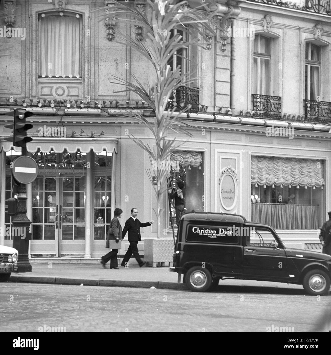 Il negozio dell'azienda di moda Christian Dior in Avenue Montaigne a Parigi nel novembre 1970. Dior spostato fino ad essere il principale produttore di beni di lusso dopo la Seconda Guerra Mondiale. Foto: Wilfried Glienke | Utilizzo di tutto il mondo Foto Stock