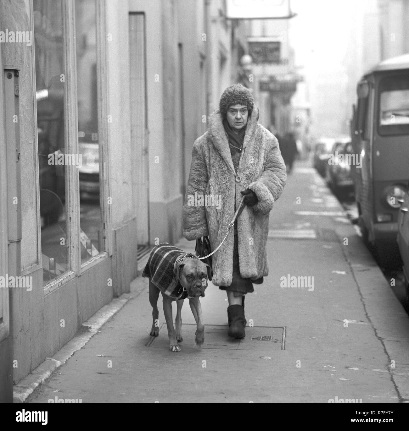 Una vecchia donna cammina il suo cane a Parigi nel novembre 1970. Foto: Wilfried Glienke | Utilizzo di tutto il mondo Foto Stock