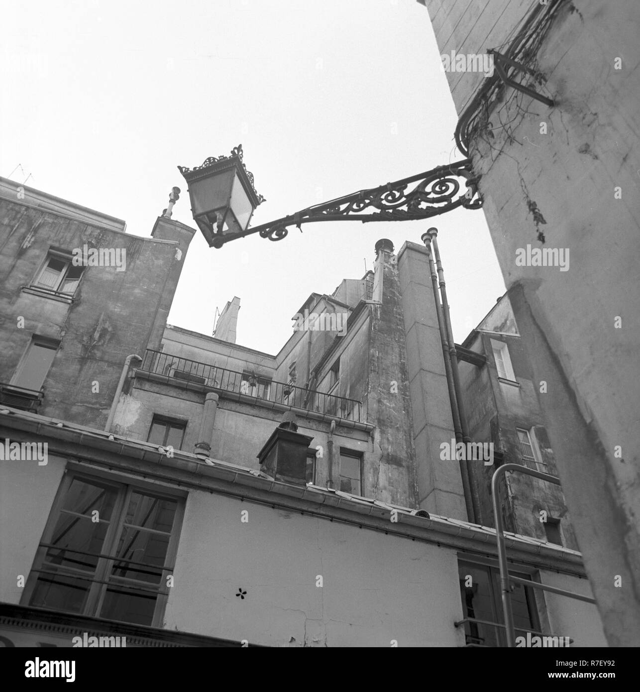 Vista di una lanterna e la facciata posteriore di una casa residenziale a Parigi, Francia, nel novembre 1970. Fotoarchiv für Zeitgeschichte | usage worldwide Foto Stock