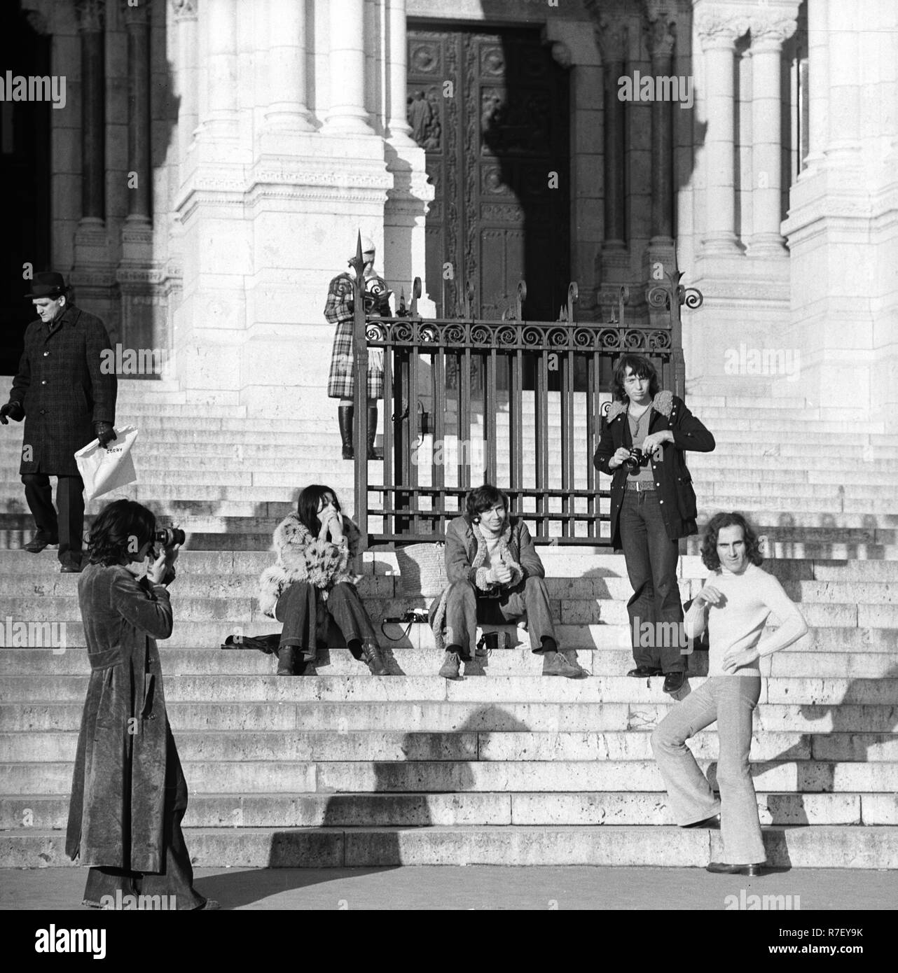 I turisti di scattare fotografie di se stessi per le scale della Basilica Sacre Coeur de Montmartre a Parigi nel novembre 1970. La basilica è una delle più visitate attrazioni di Parigi. Foto: Wilfried Glienke | Utilizzo di tutto il mondo Foto Stock