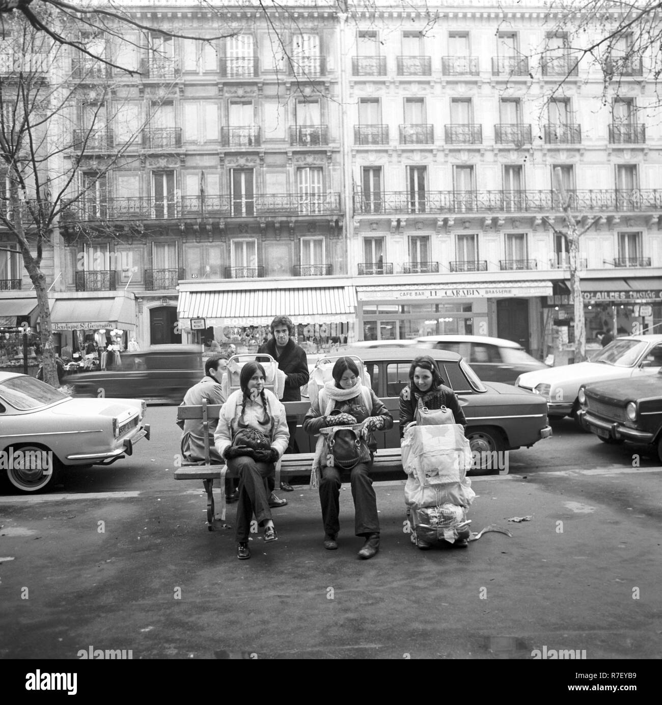 I giovani si appoggiano su una banca presso il lungomare di Senna a Parigi nel novembre 1970. Foto: Wilfried Glienke | Utilizzo di tutto il mondo Foto Stock