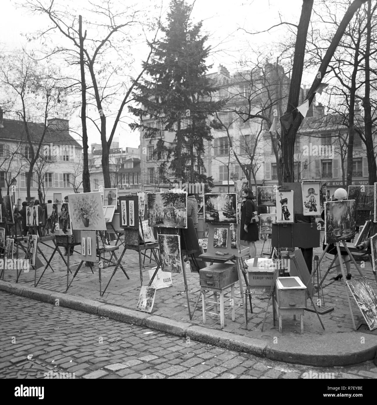 Visualizzazione di immagini che sono in vendita su un mercato di strada nel quartiere Montmartre di Parigi, Francia, nel novembre 1970. Foto: Wilfried Glienke | Utilizzo di tutto il mondo Foto Stock