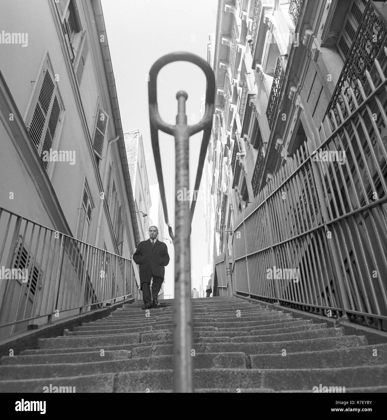 In prospettiva di una tipica scale passaggio nella zona residenziale di Parigi, Francia, nel novembre 1970. Foto: Wilfried Glienke | Utilizzo di tutto il mondo Foto Stock
