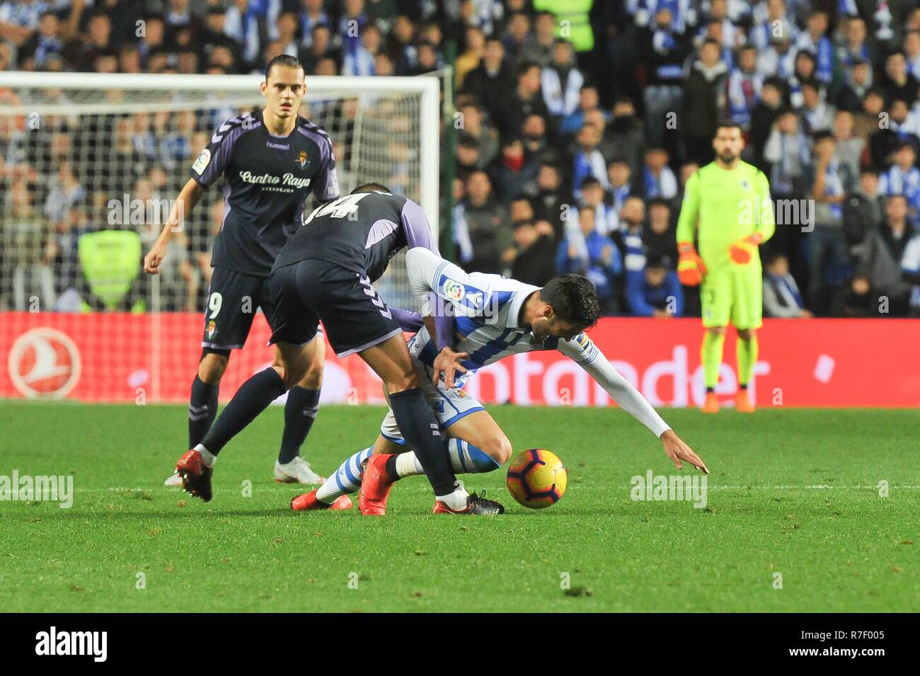 Mikel Merino della Real Sociedad duelli per la palla con Alcaraz di Valladolid durante il campionato spagnolo partita di calcio tra il Real Sociedad e Valladolid a Stadio Anoeta il 26 dicembre 2018 a San Sebastian, Spagna Cordon premere Foto Stock