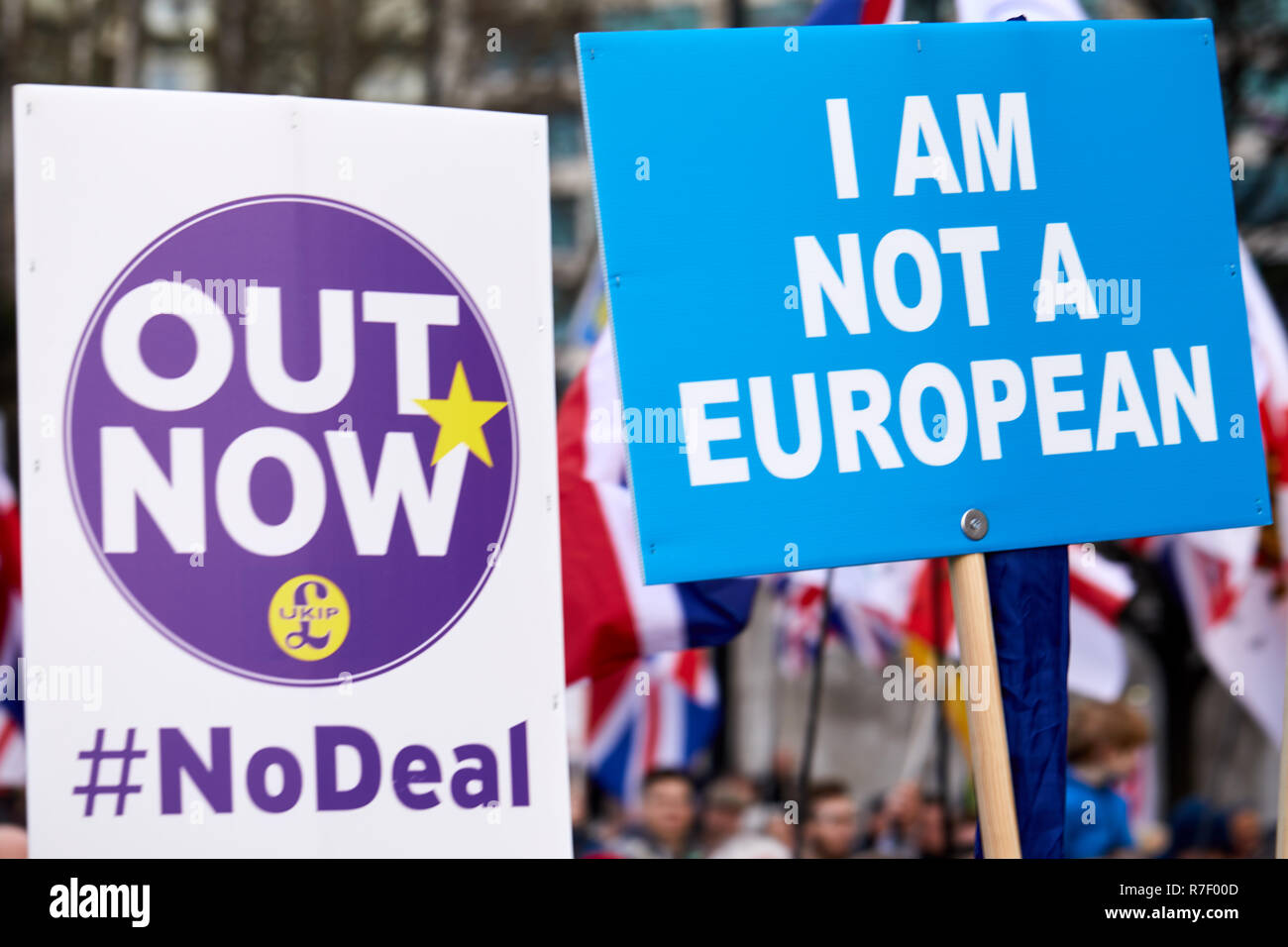 Londra, Regno Unito. Il 9 dicembre 2018. Etichette visualizzate in Brexit tradimento Marzo e Rally attraverso Londra. Credito: Kevin J. Frost/Alamy Live News Foto Stock